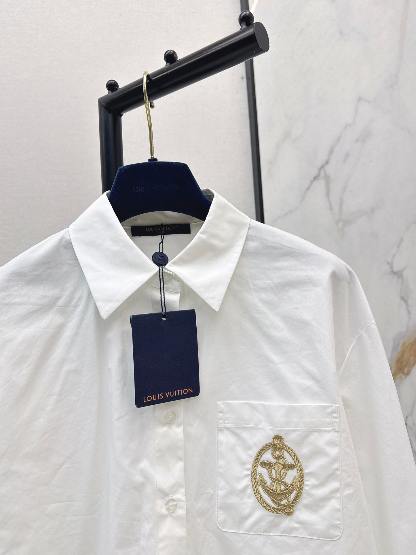 26SS Hemd mit neuem Logo-Stickerei