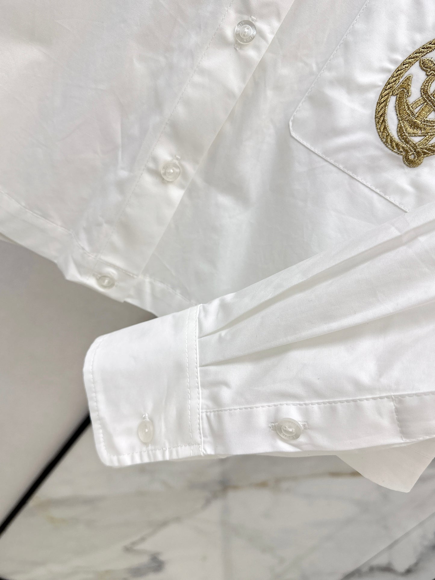 26SS Hemd mit neuem Logo-Stickerei
