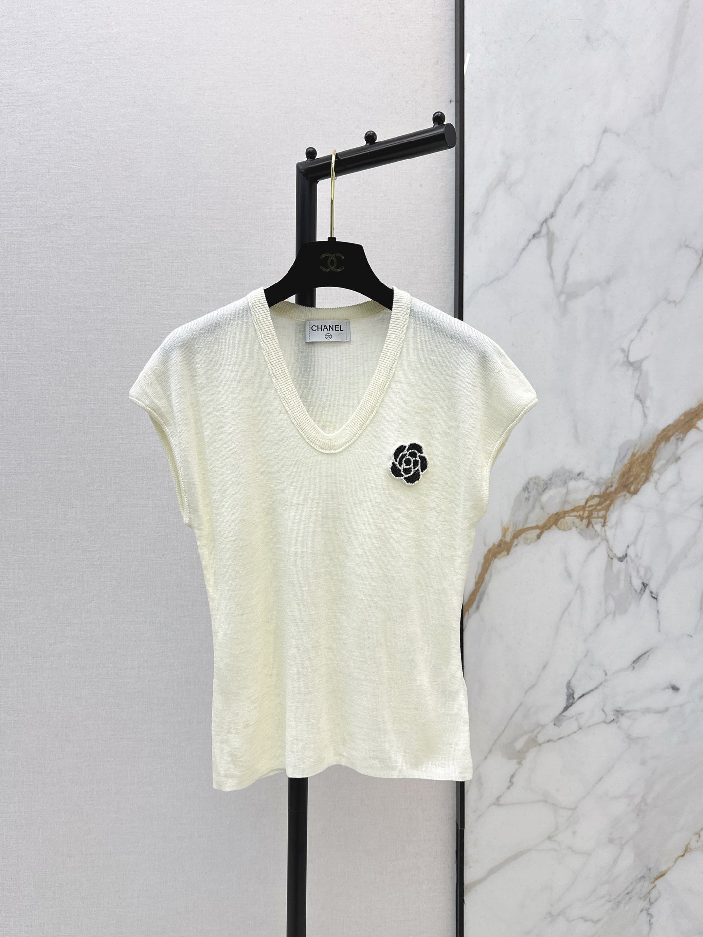 26SS NEW Three-dimensional camellia decorated V-neck T-shirt