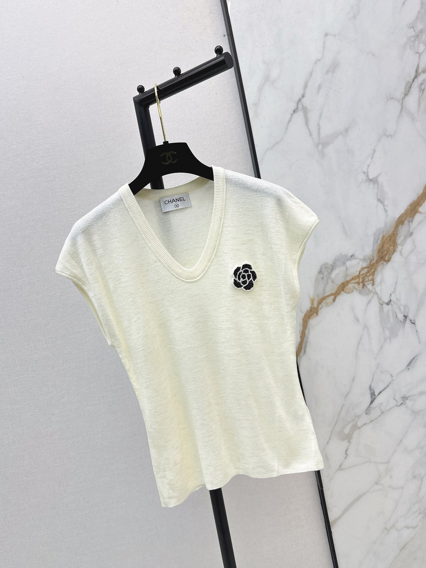 26SS NEW Three-dimensional camellia decorated V-neck T-shirt