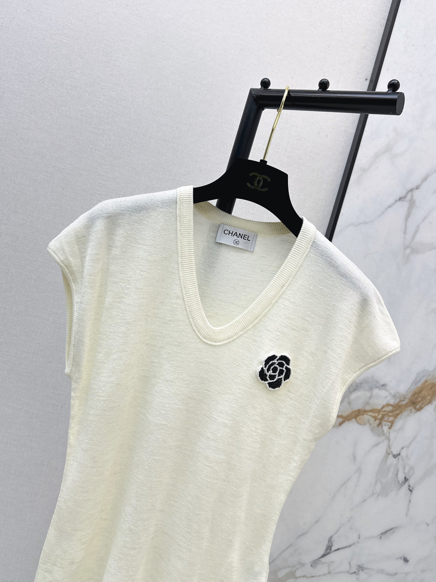 26SS NEW Three-dimensional camellia decorated V-neck T-shirt