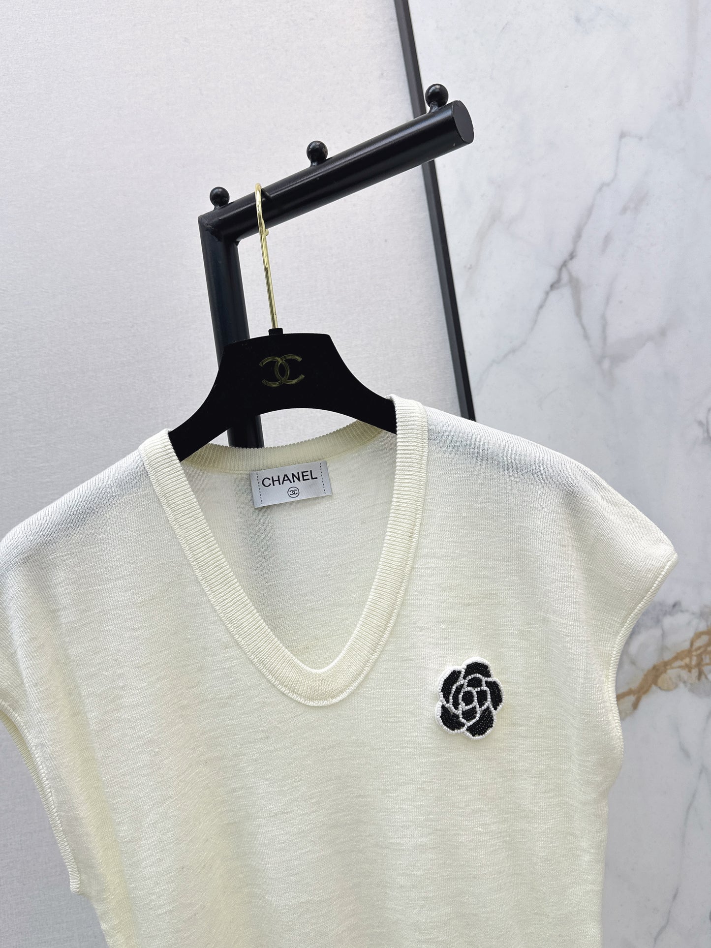 26SS NEW Three-dimensional camellia decorated V-neck T-shirt