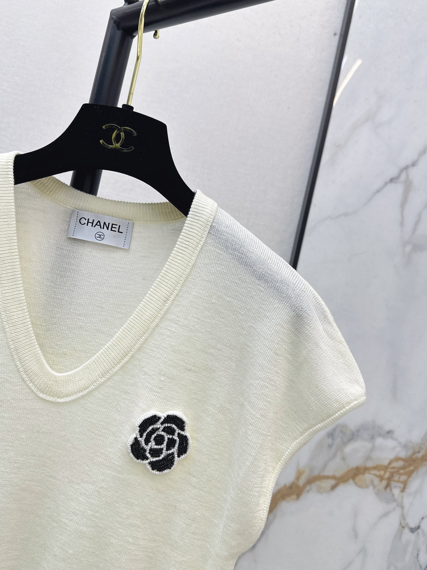 26SS NEW Three-dimensional camellia decorated V-neck T-shirt
