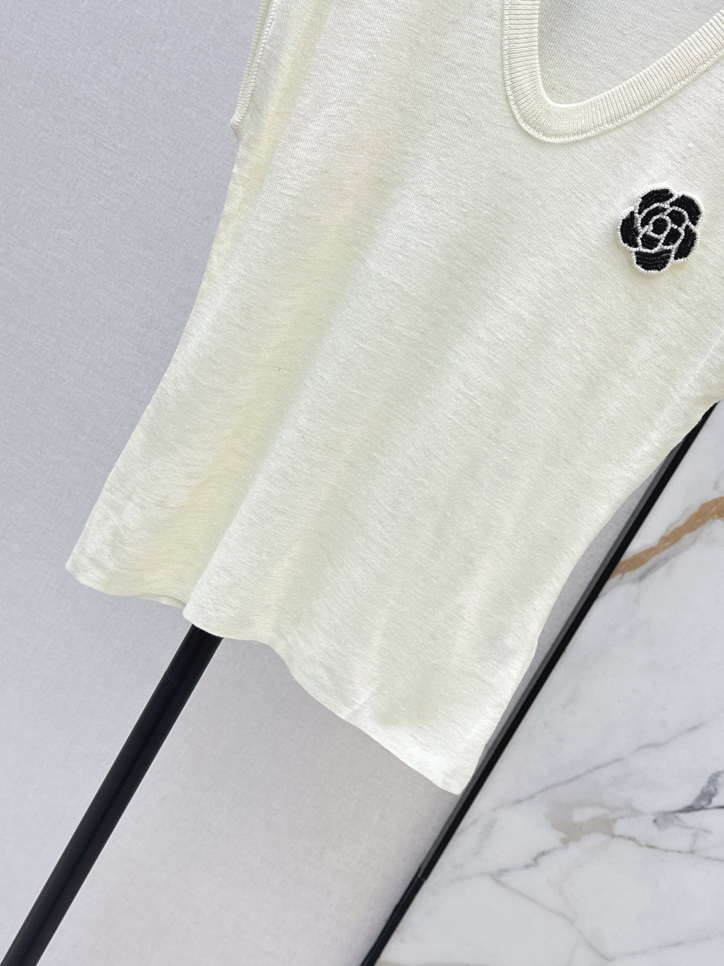 26SS NEW Three-dimensional camellia decorated V-neck T-shirt