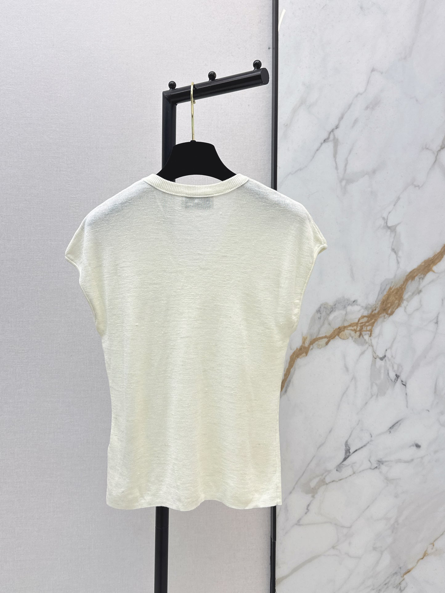 26SS NEW Three-dimensional camellia decorated V-neck T-shirt