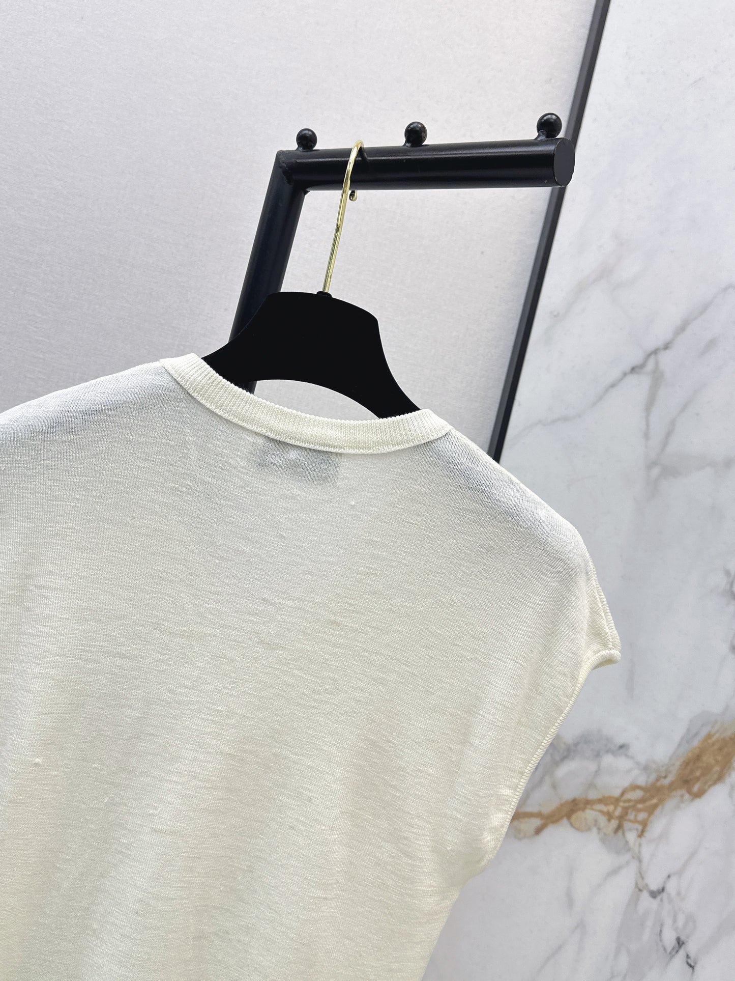 26SS NEW Three-dimensional camellia decorated V-neck T-shirt