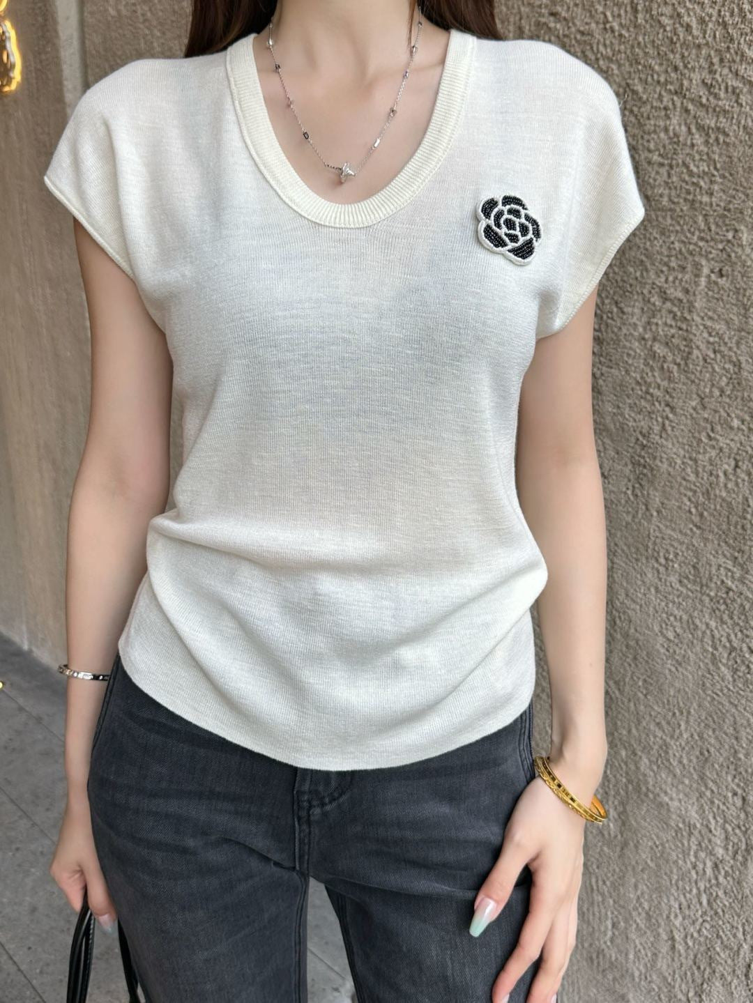 26SS NEW Three-dimensional camellia decorated V-neck T-shirt