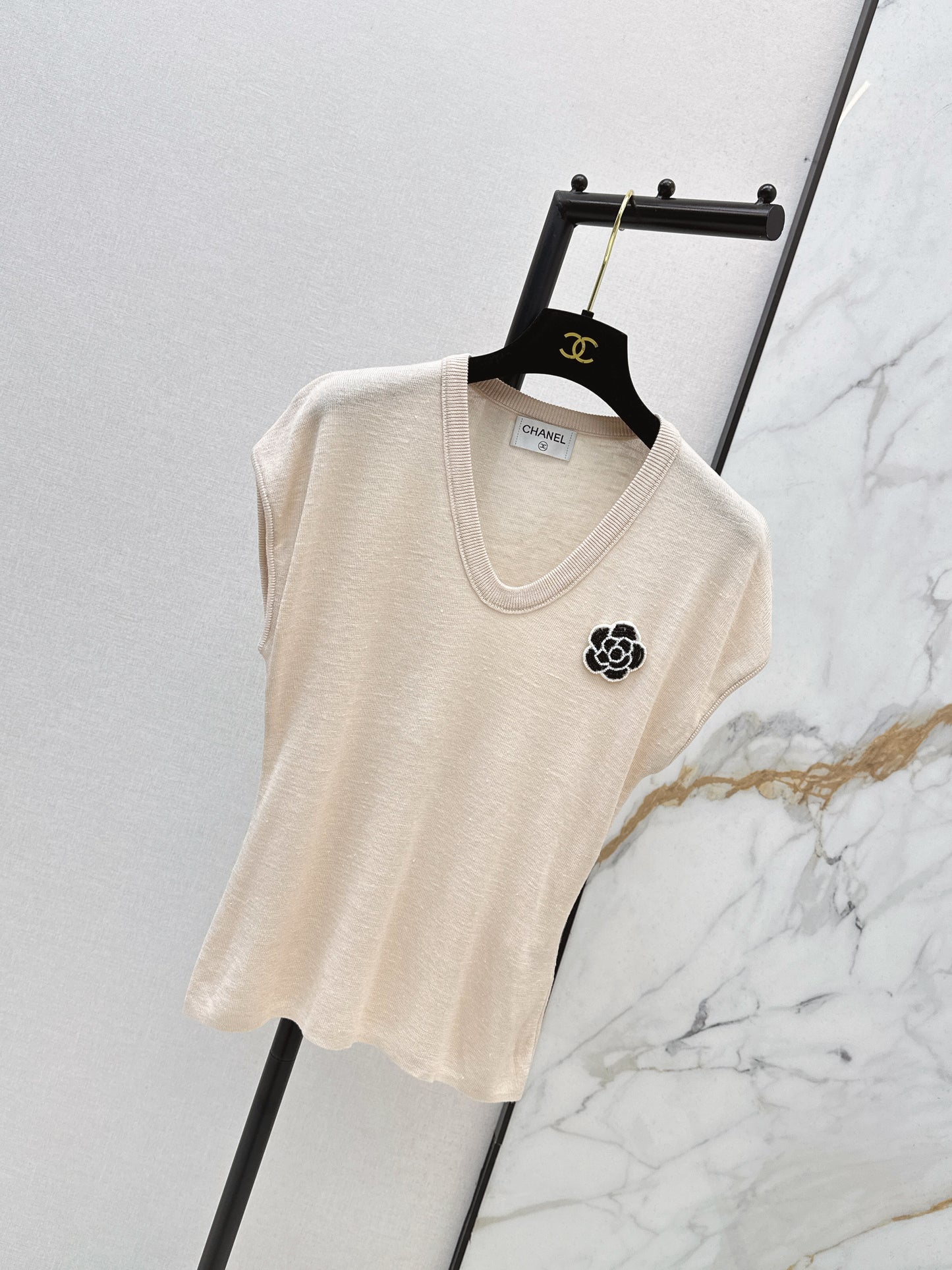 26SS NEW Three-dimensional camellia decorated V-neck T-shirt
