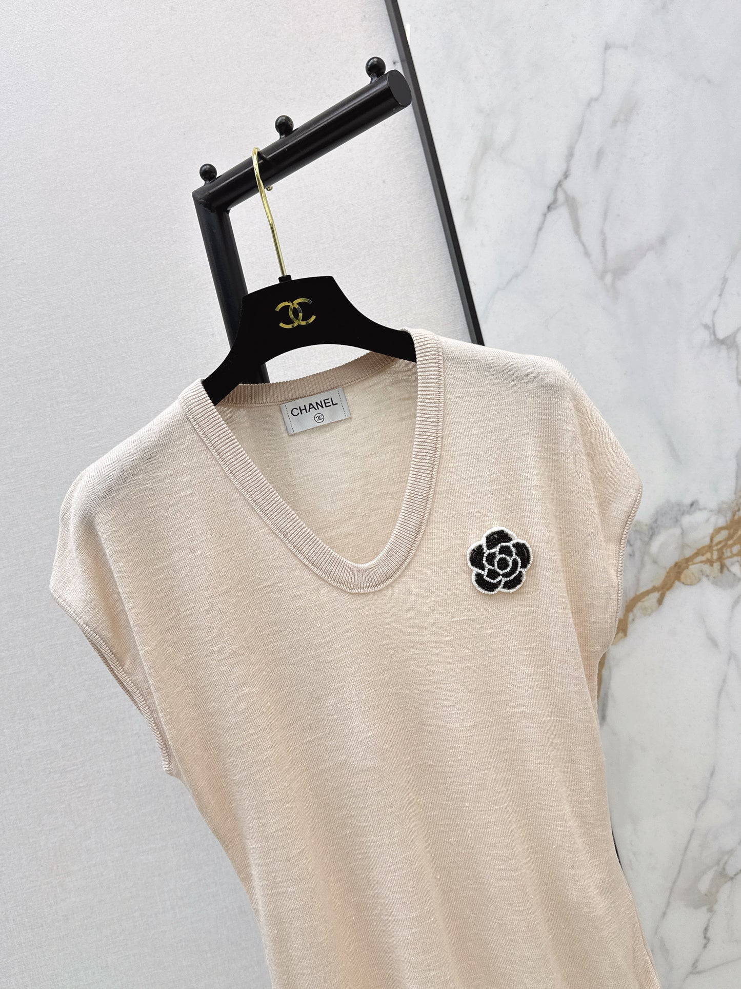 26SS NEW Three-dimensional camellia decorated V-neck T-shirt