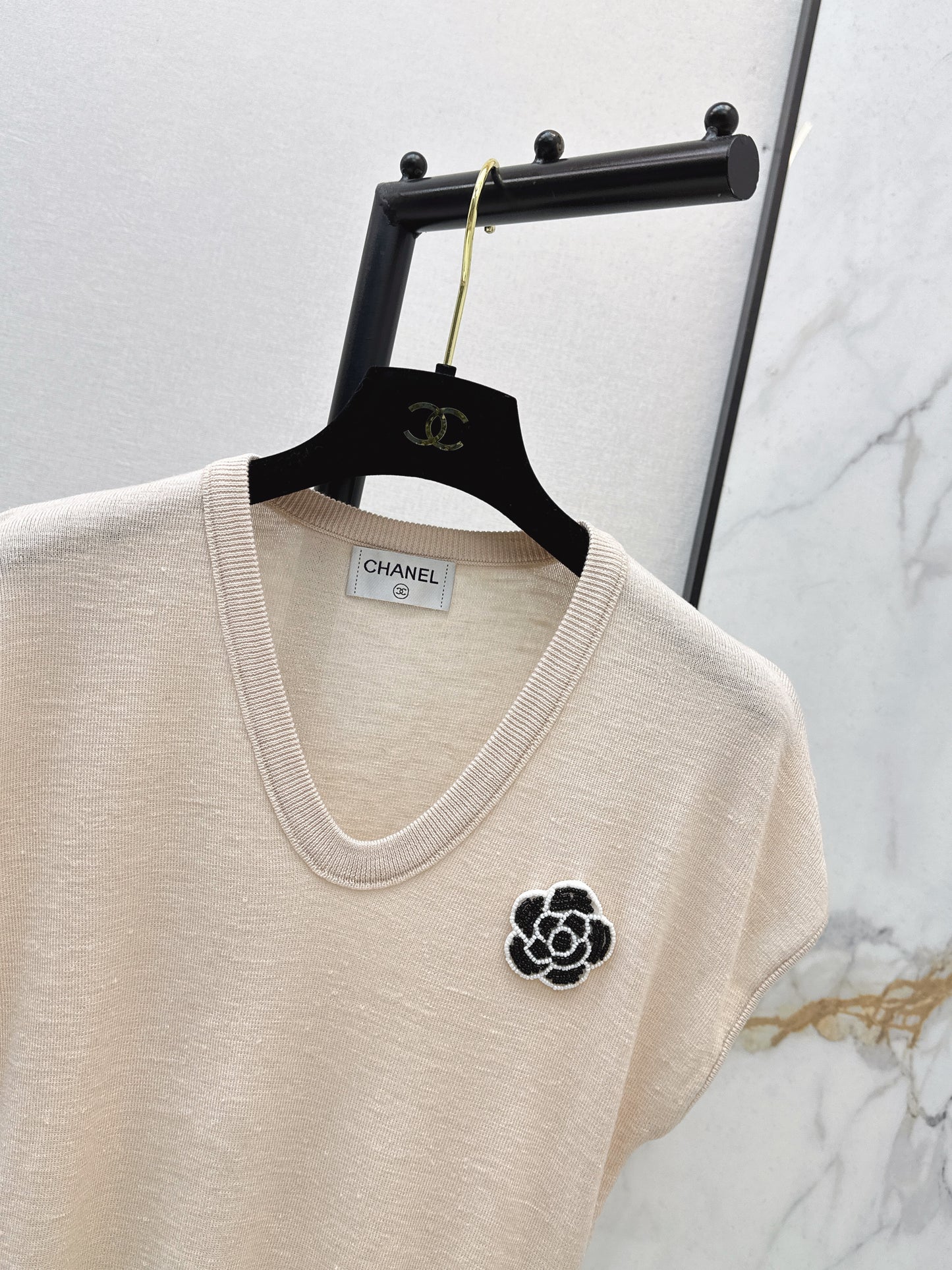 26SS NEW Three-dimensional camellia decorated V-neck T-shirt