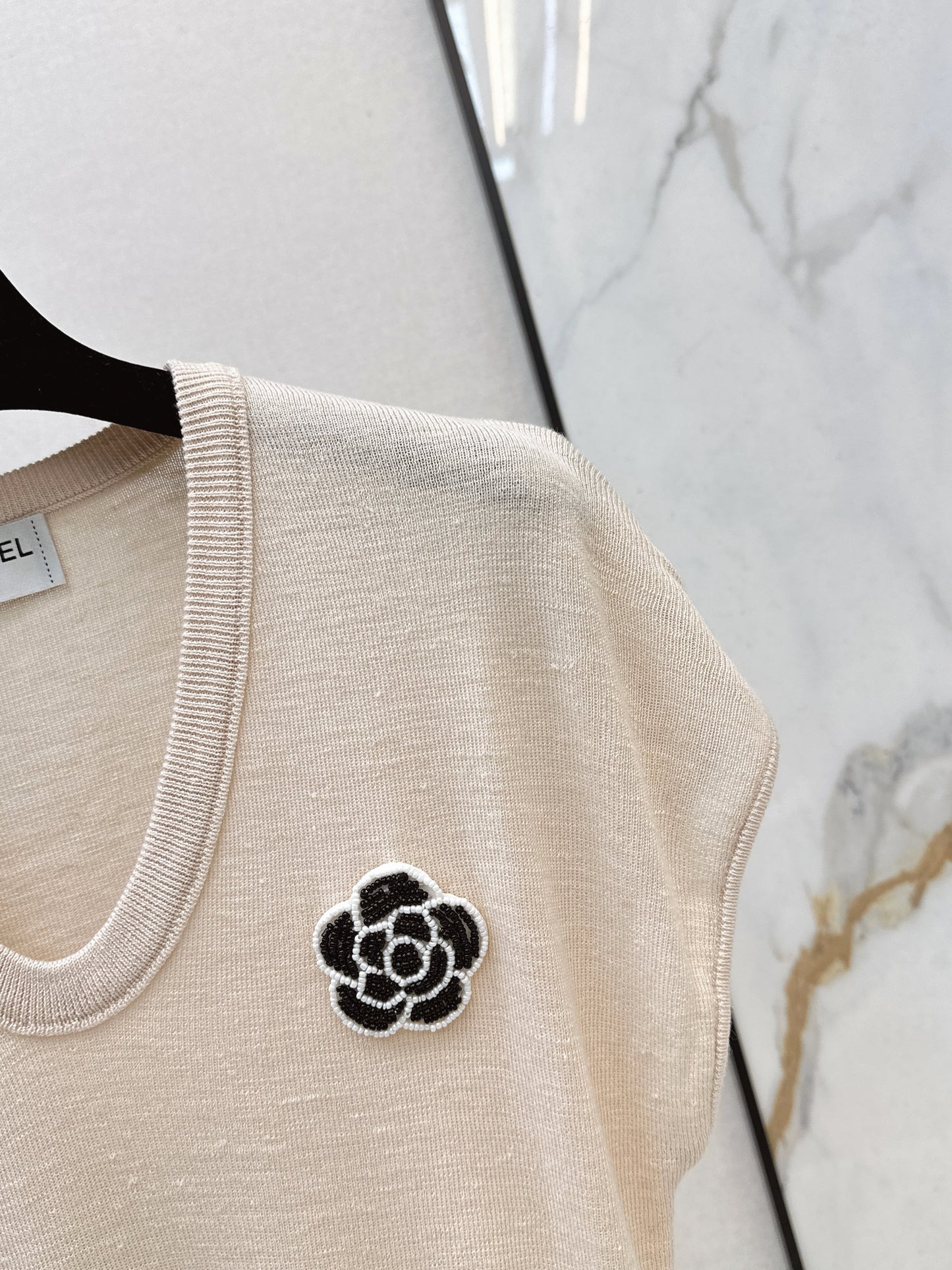 26SS NEW Three-dimensional camellia decorated V-neck T-shirt
