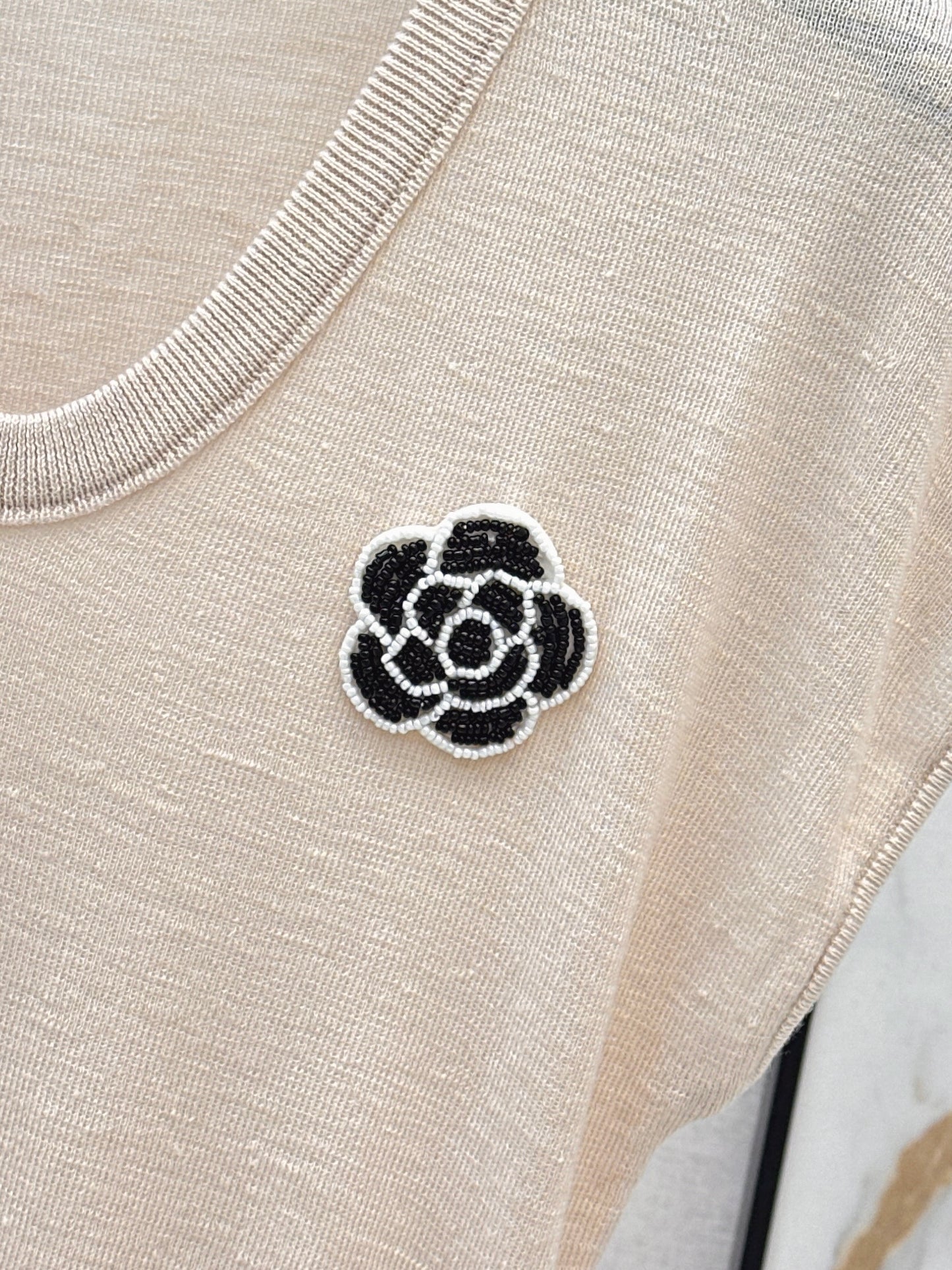 26SS NEW Three-dimensional camellia decorated V-neck T-shirt