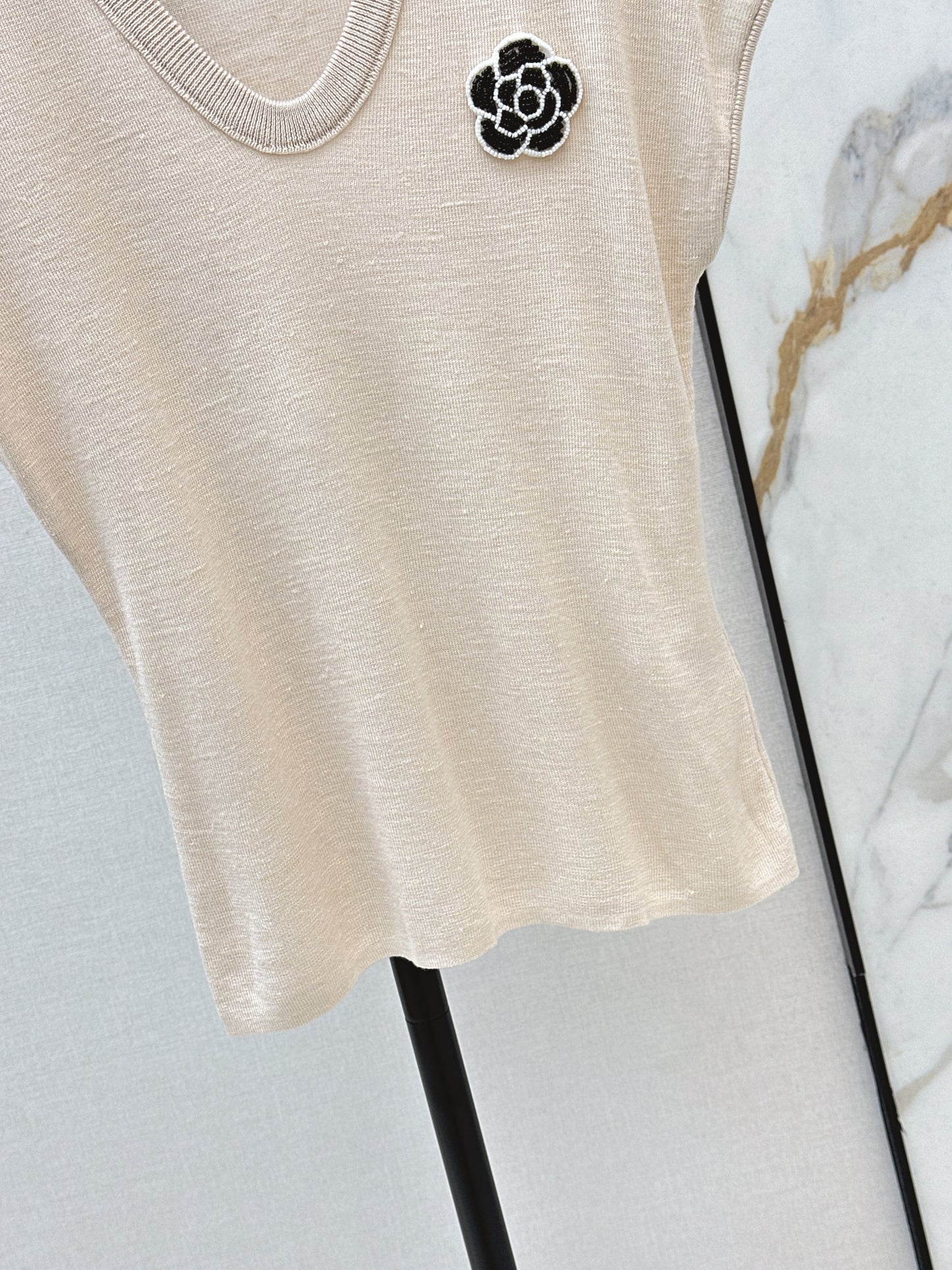 26SS NEW Three-dimensional camellia decorated V-neck T-shirt