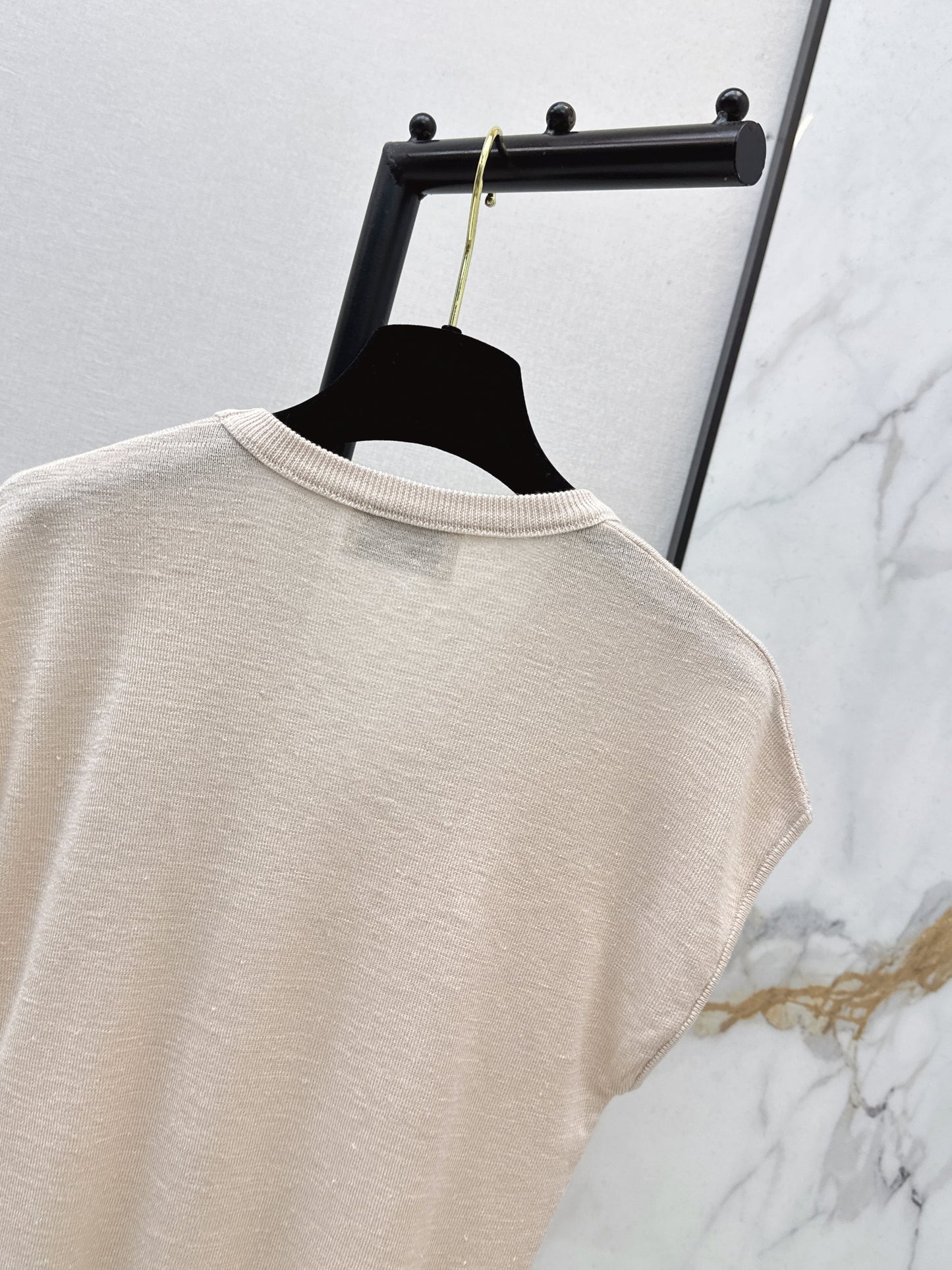 26SS NEW Three-dimensional camellia decorated V-neck T-shirt