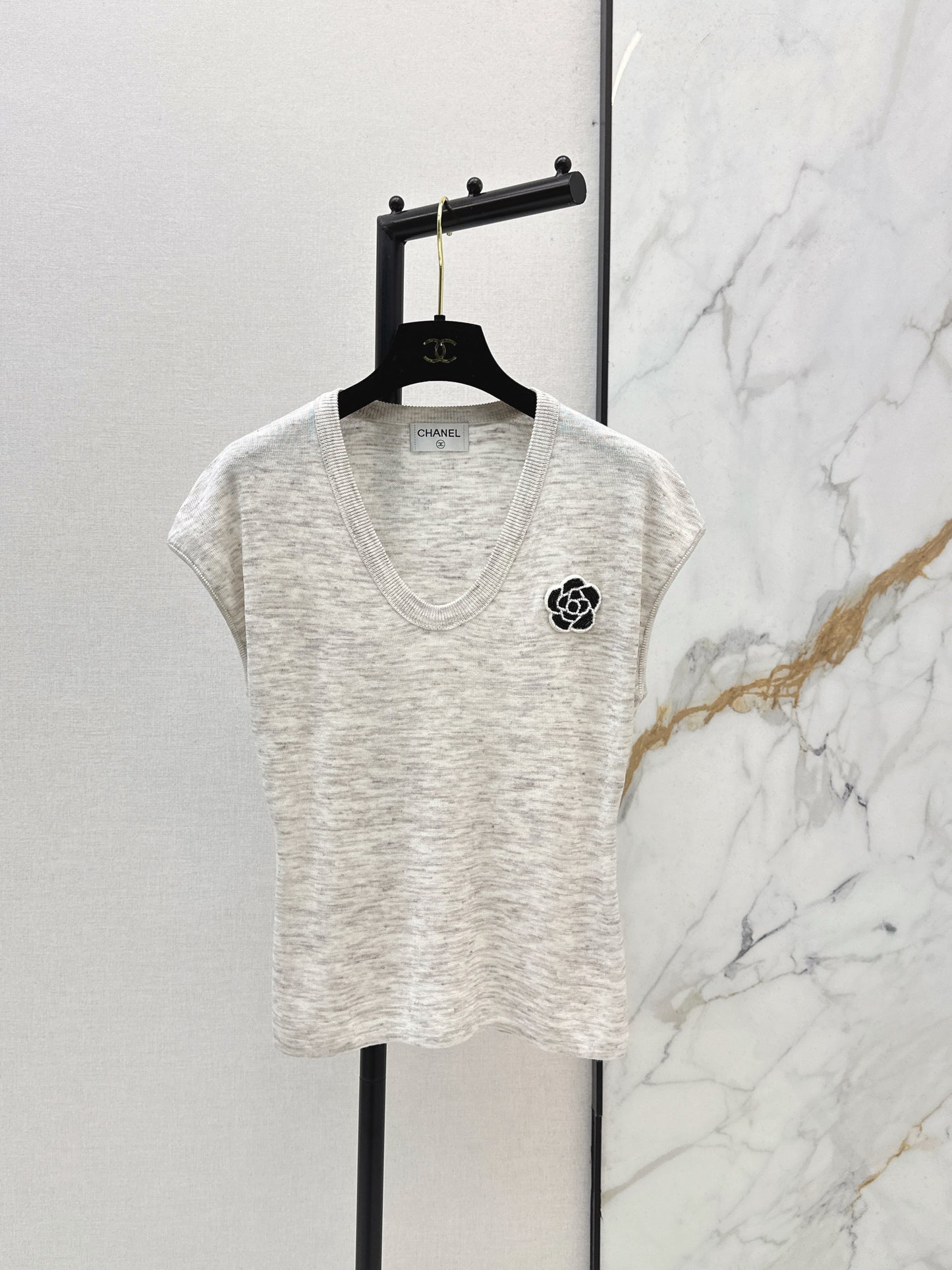 26SS NEW Three-dimensional camellia decorated V-neck T-shirt