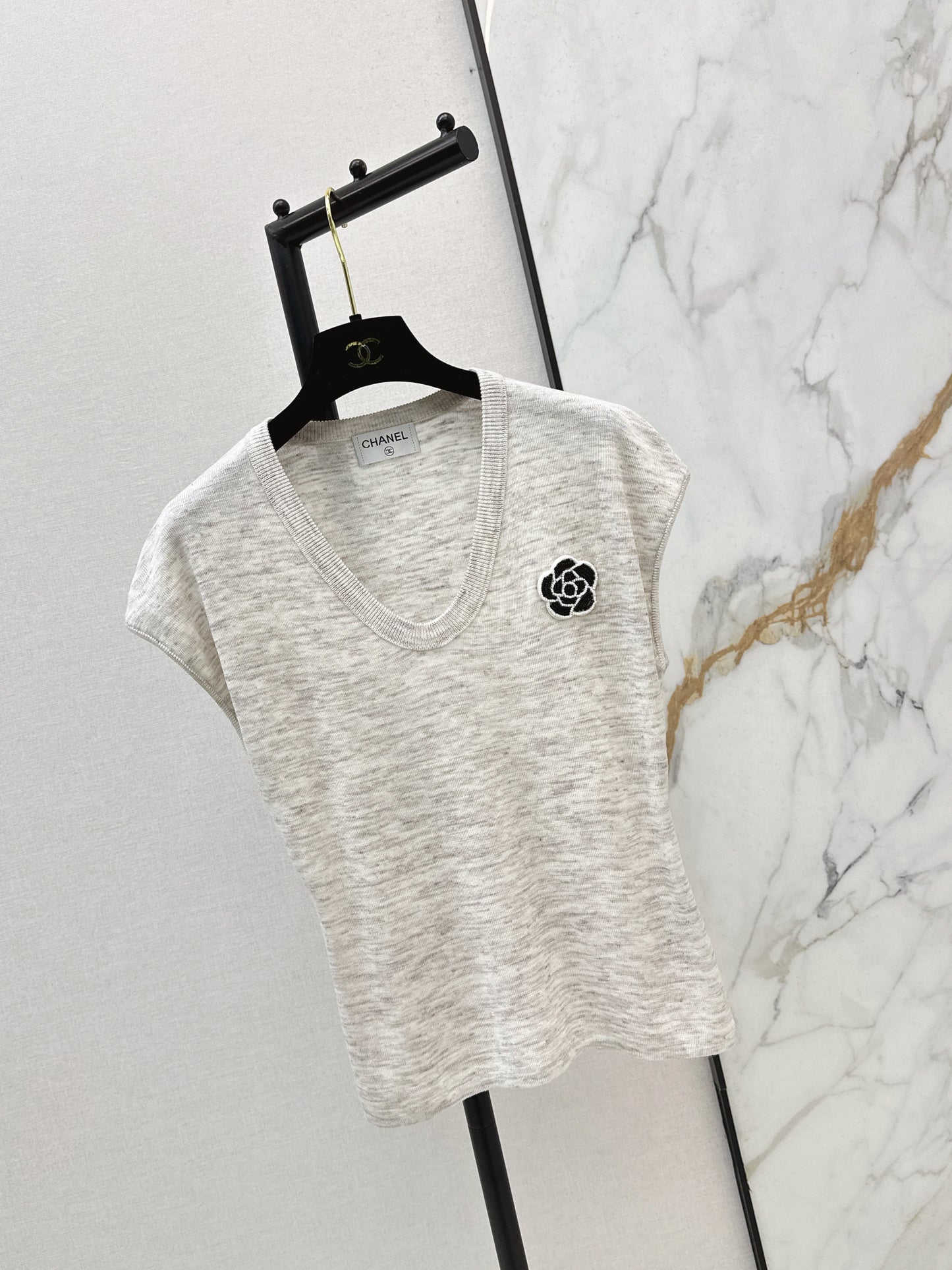 26SS NEW Three-dimensional camellia decorated V-neck T-shirt