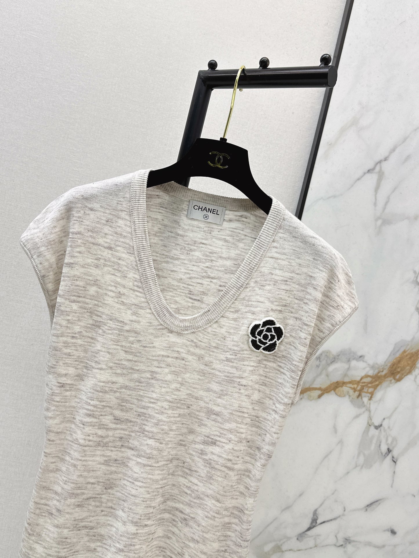 26SS NEW Three-dimensional camellia decorated V-neck T-shirt