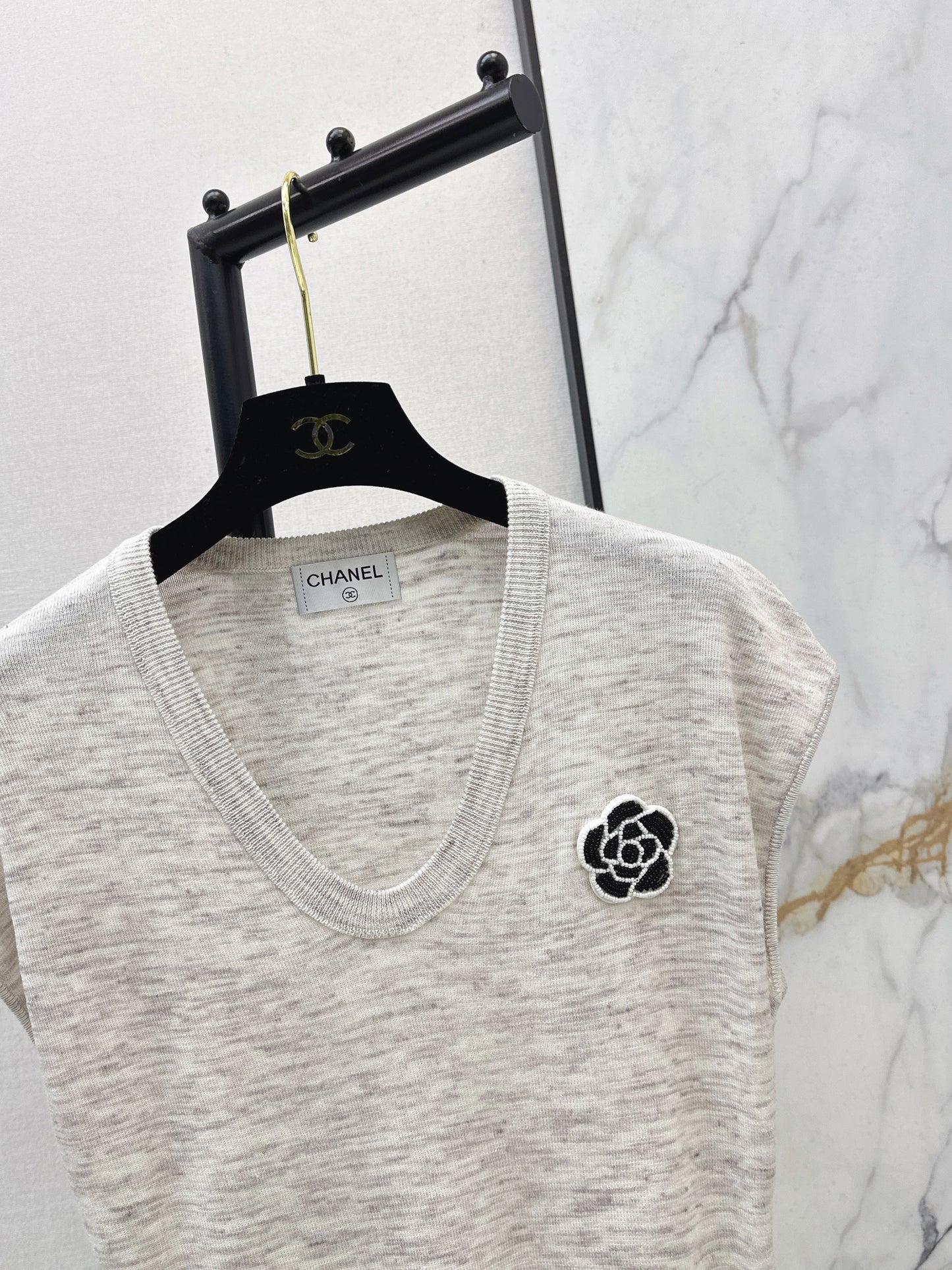 26SS NEW Three-dimensional camellia decorated V-neck T-shirt