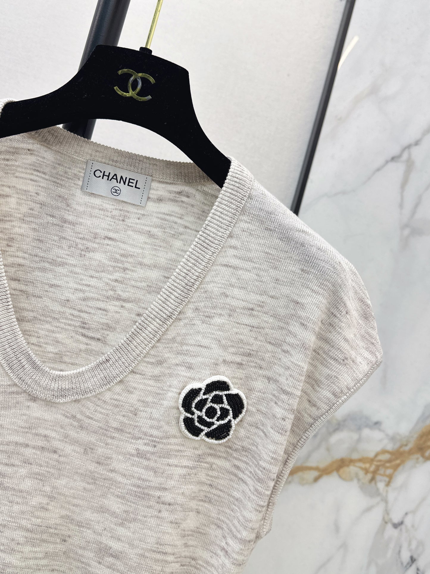 26SS NEW Three-dimensional camellia decorated V-neck T-shirt