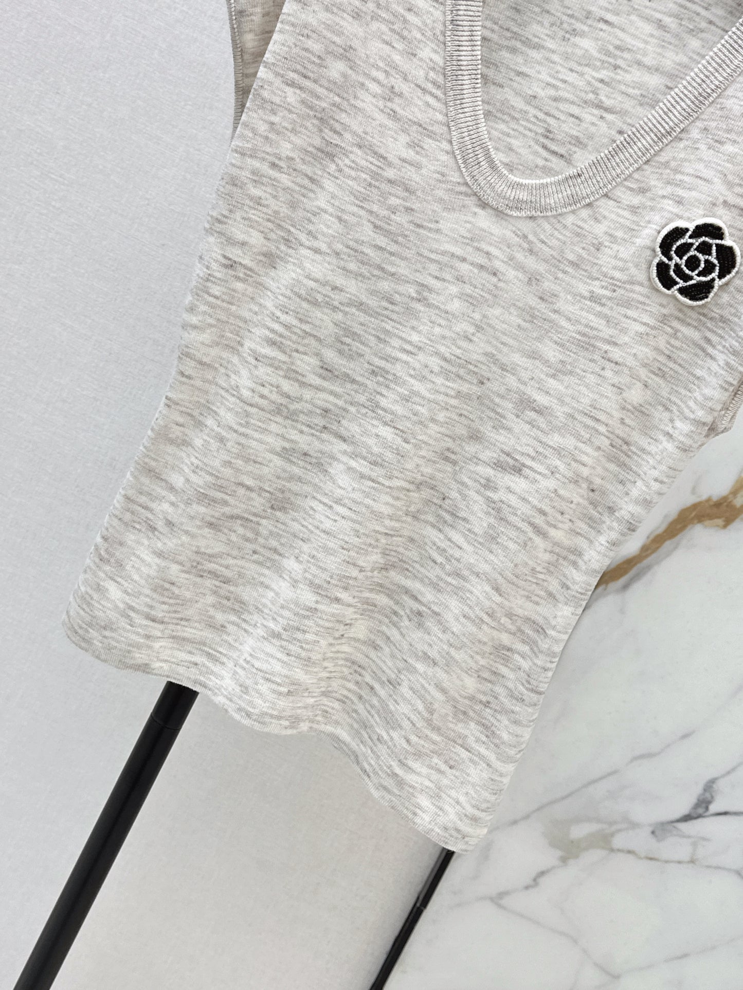 26SS NEW Three-dimensional camellia decorated V-neck T-shirt