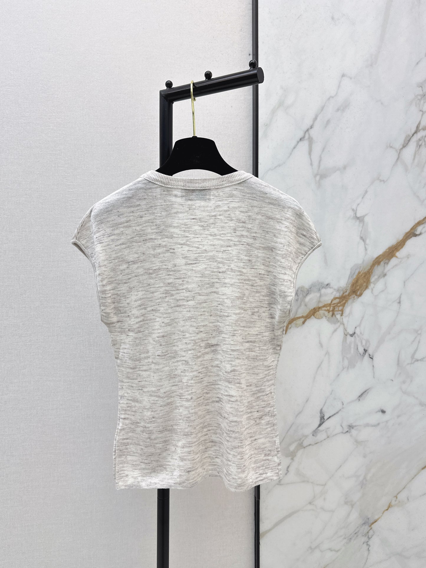 26SS NEW Three-dimensional camellia decorated V-neck T-shirt