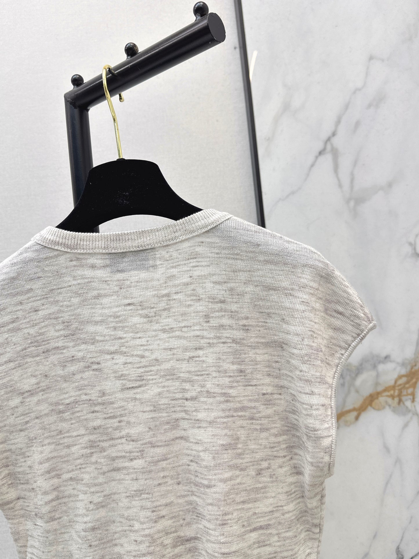 26SS NEW Three-dimensional camellia decorated V-neck T-shirt