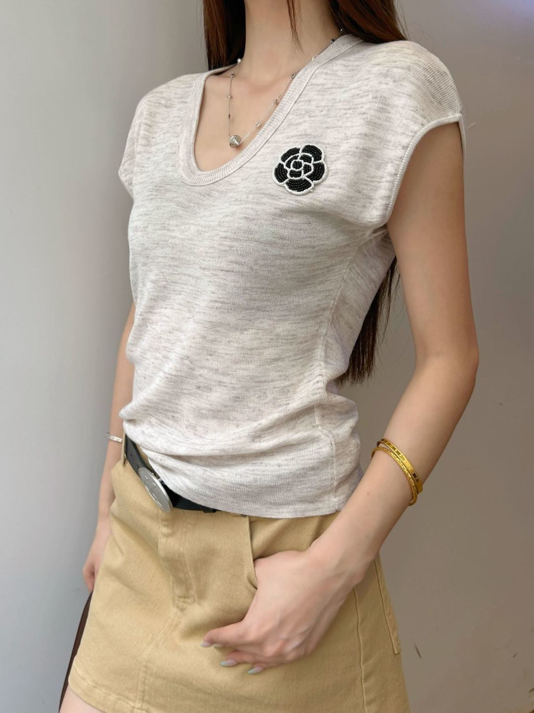 26SS NEW Three-dimensional camellia decorated V-neck T-shirt