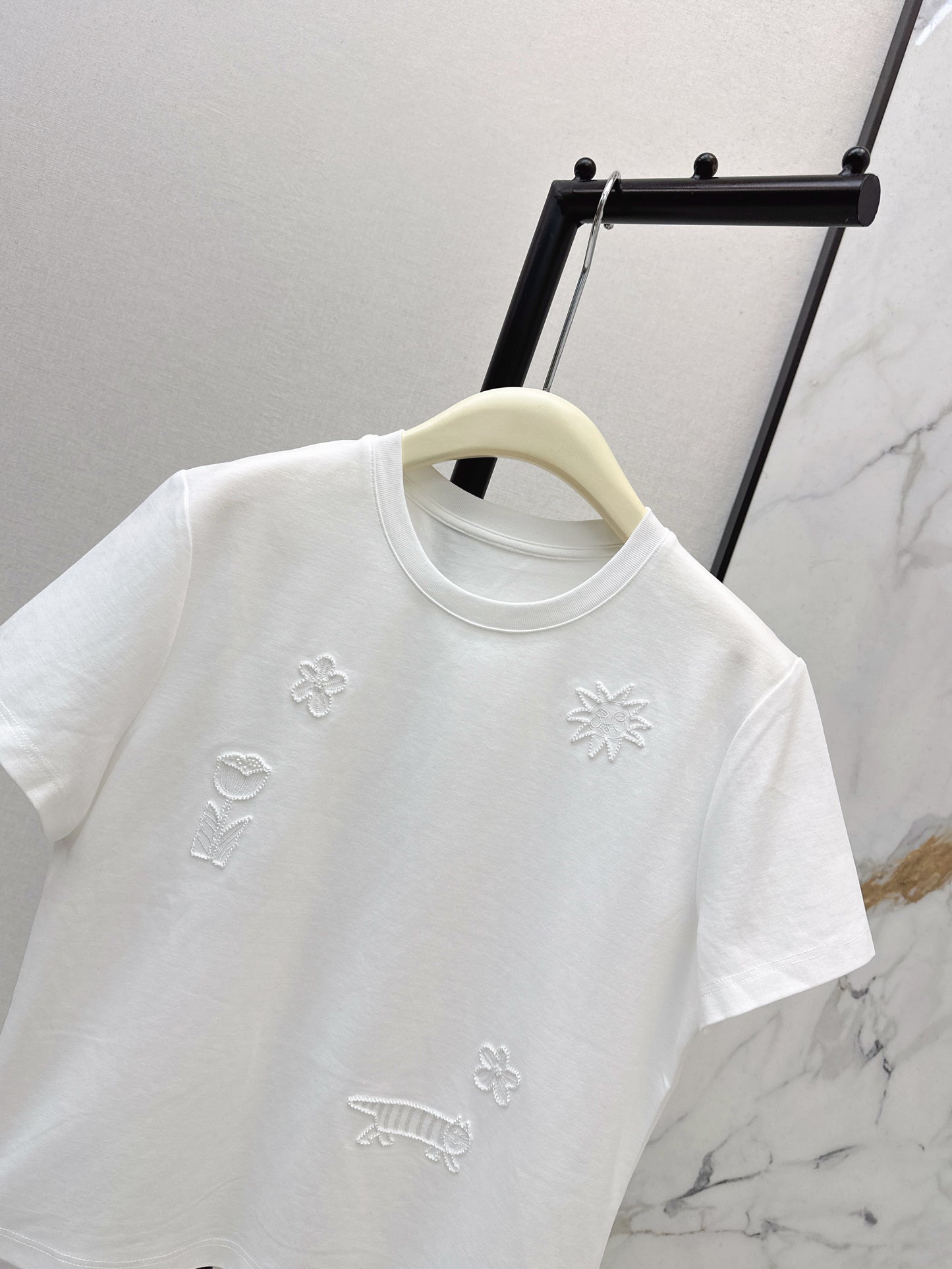 26SS NEUES Besticktes Perlen-T-Shirt mit kurzen Ärmeln