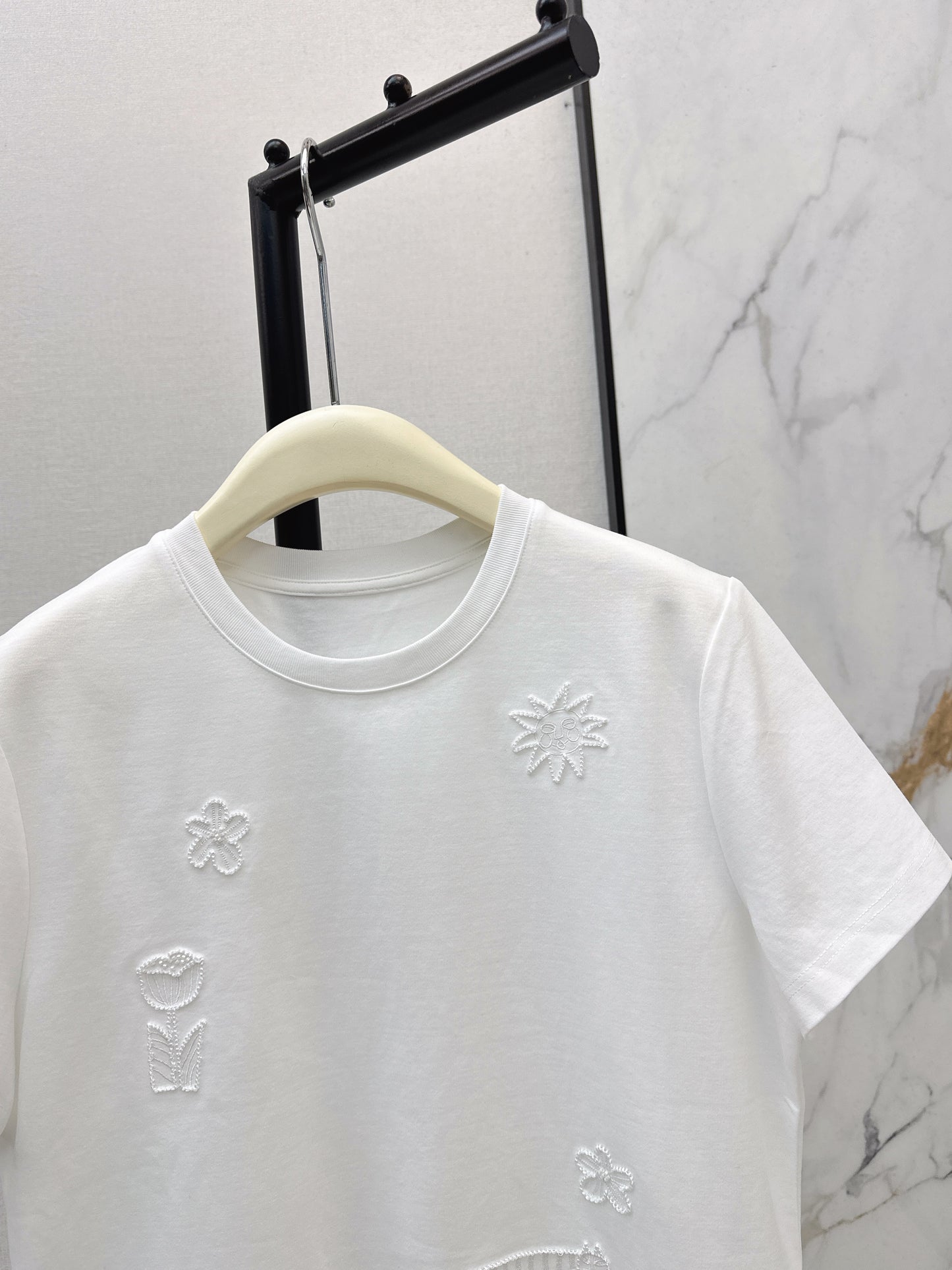 26SS NEUES Besticktes Perlen-T-Shirt mit kurzen Ärmeln