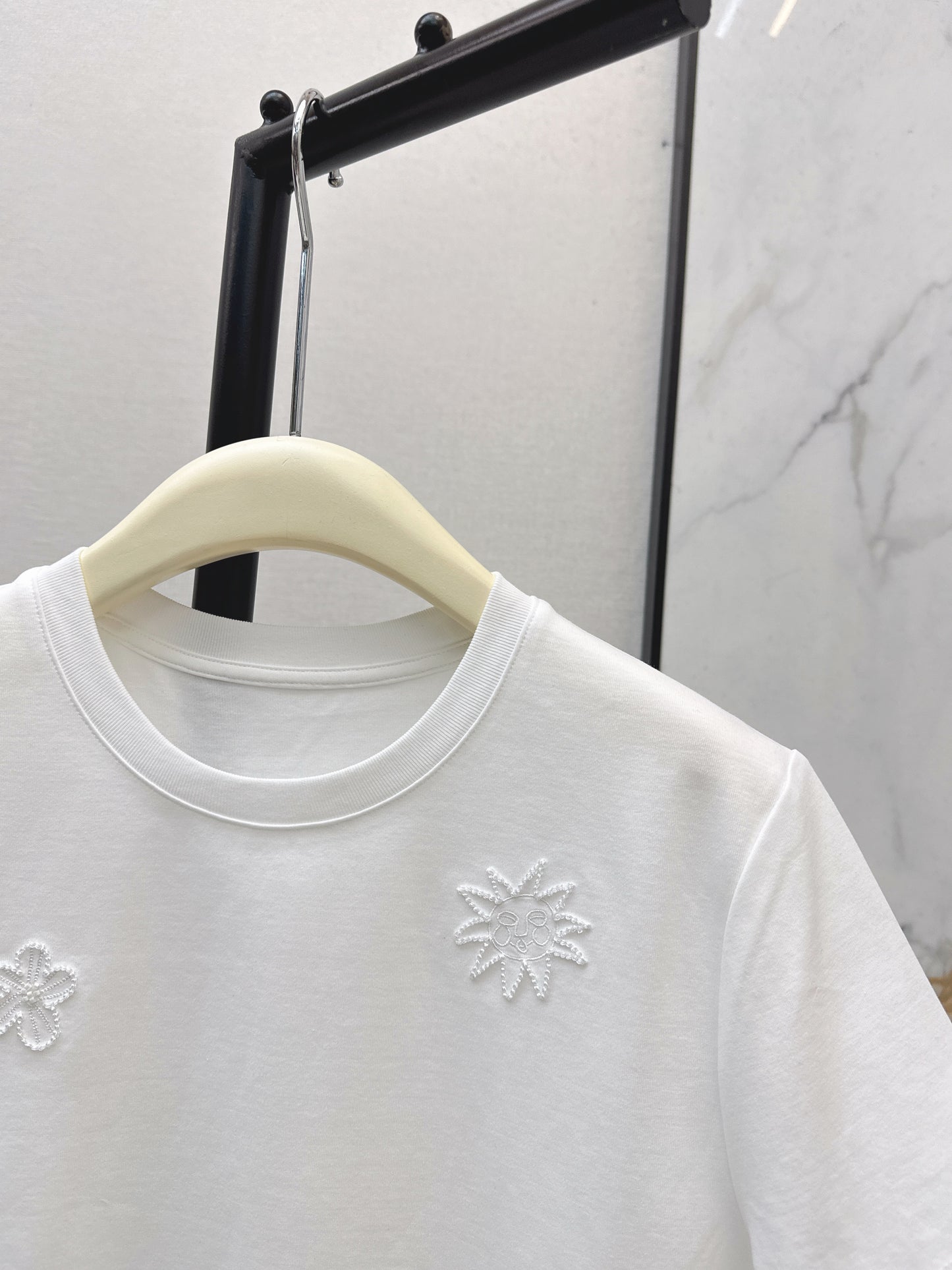 26SS NEUES Besticktes Perlen-T-Shirt mit kurzen Ärmeln