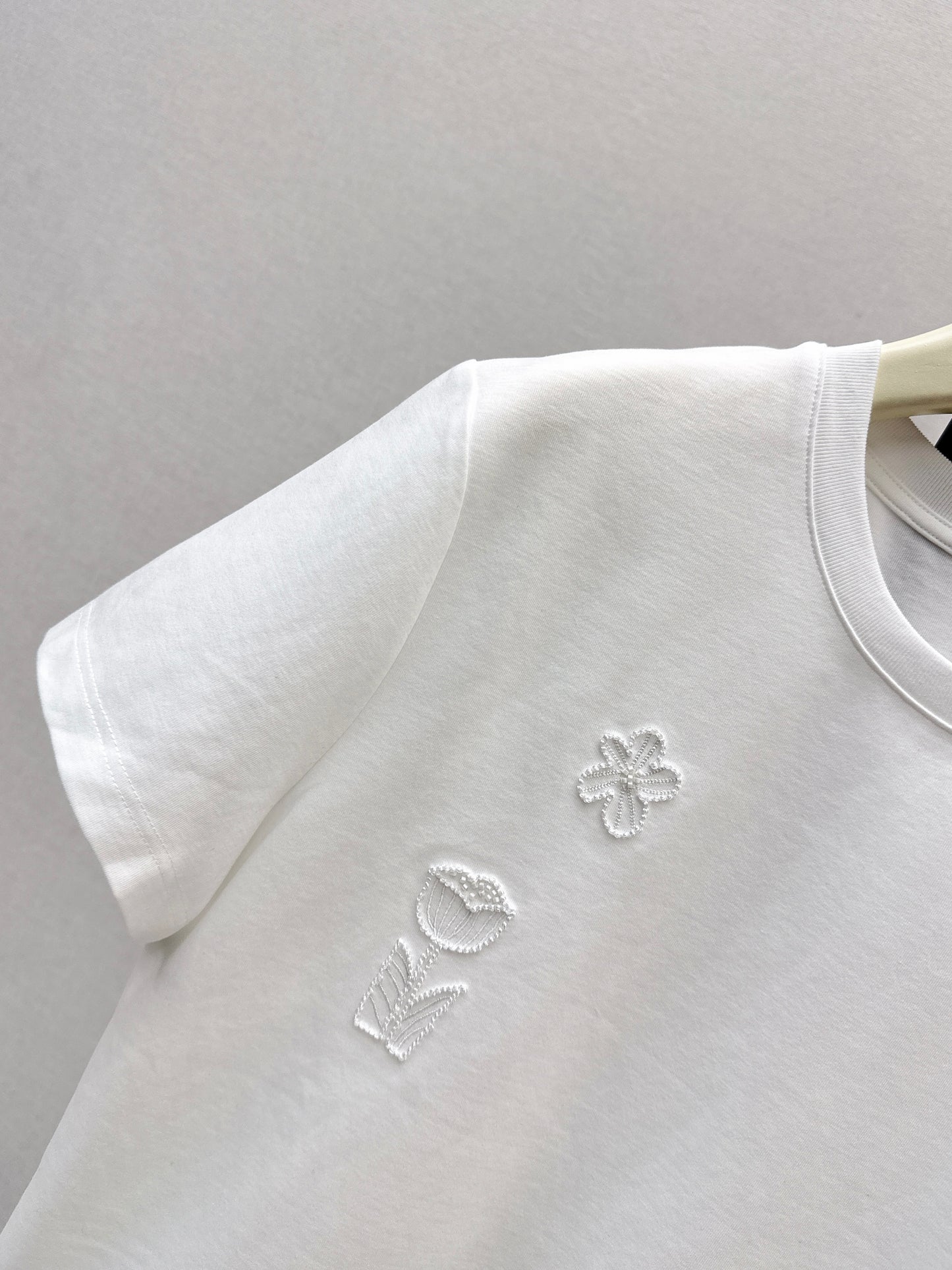 26SS NEUES Besticktes Perlen-T-Shirt mit kurzen Ärmeln