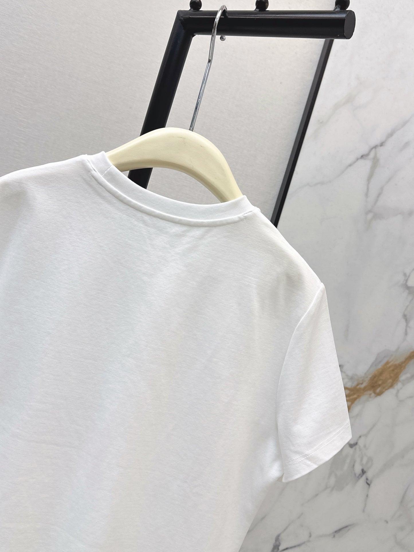 26SS NEUES Besticktes Perlen-T-Shirt mit kurzen Ärmeln