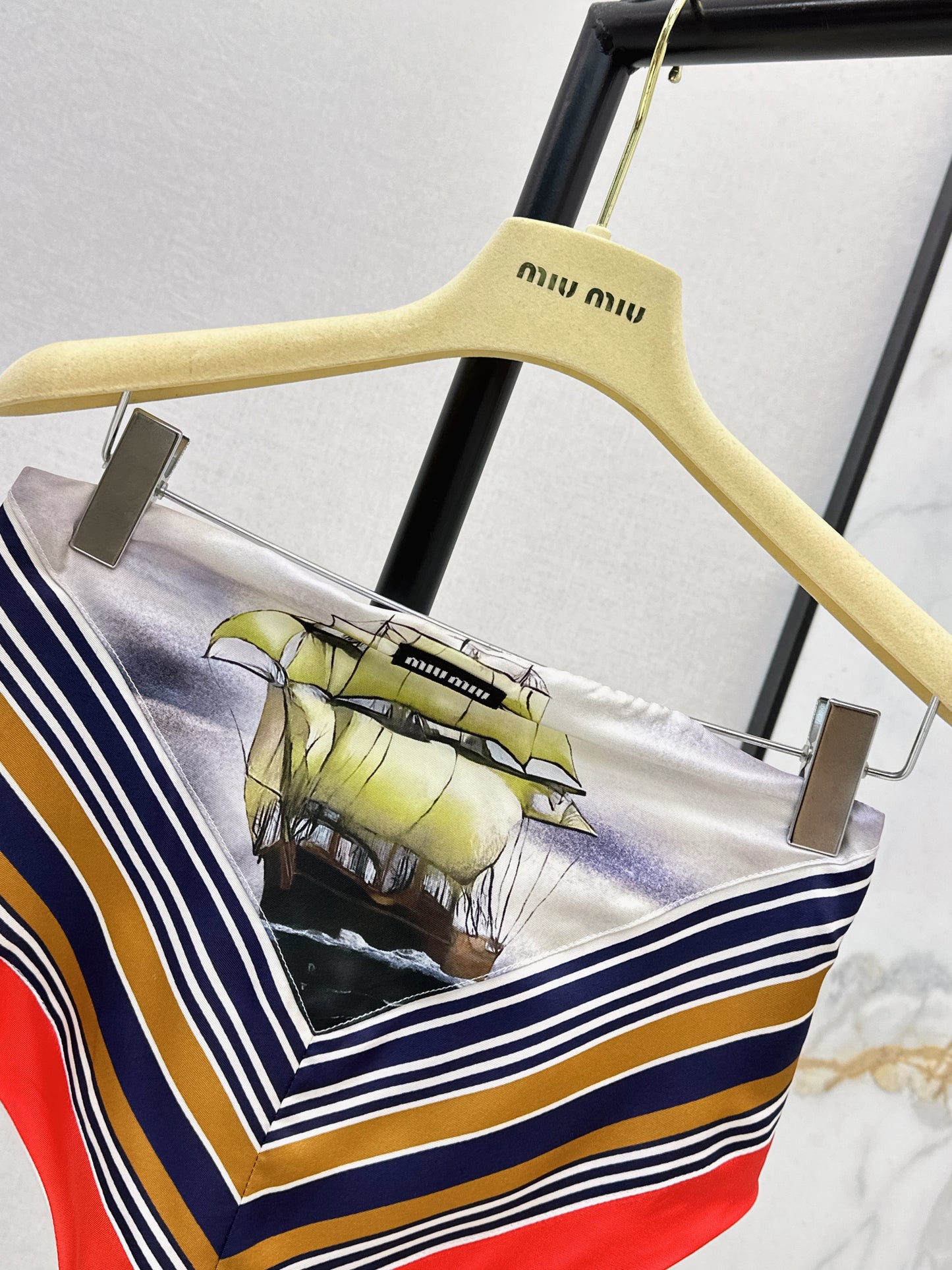 26SS NEW Age-reducing style printed tube top