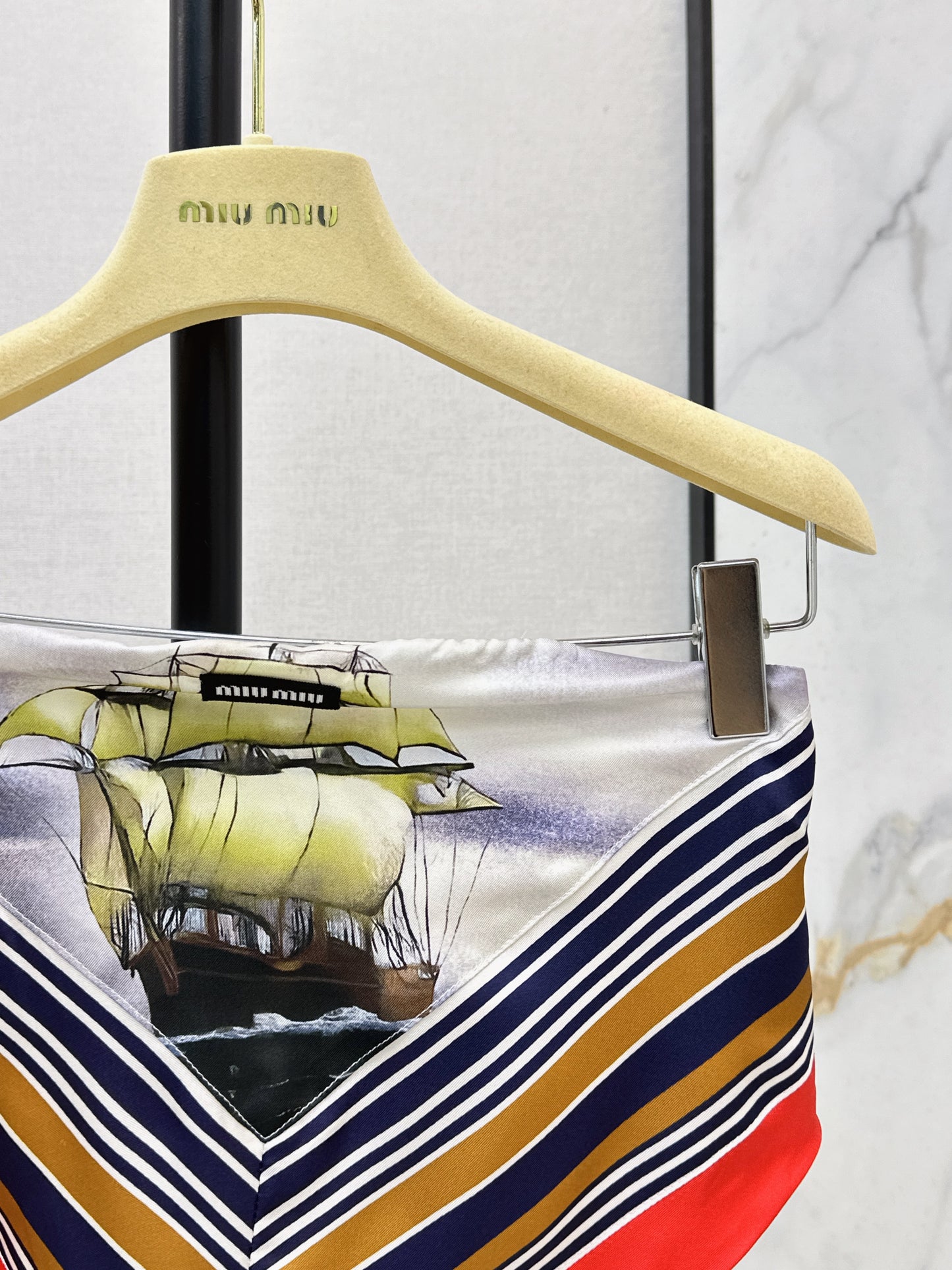 26SS NEW Age-reducing style printed tube top