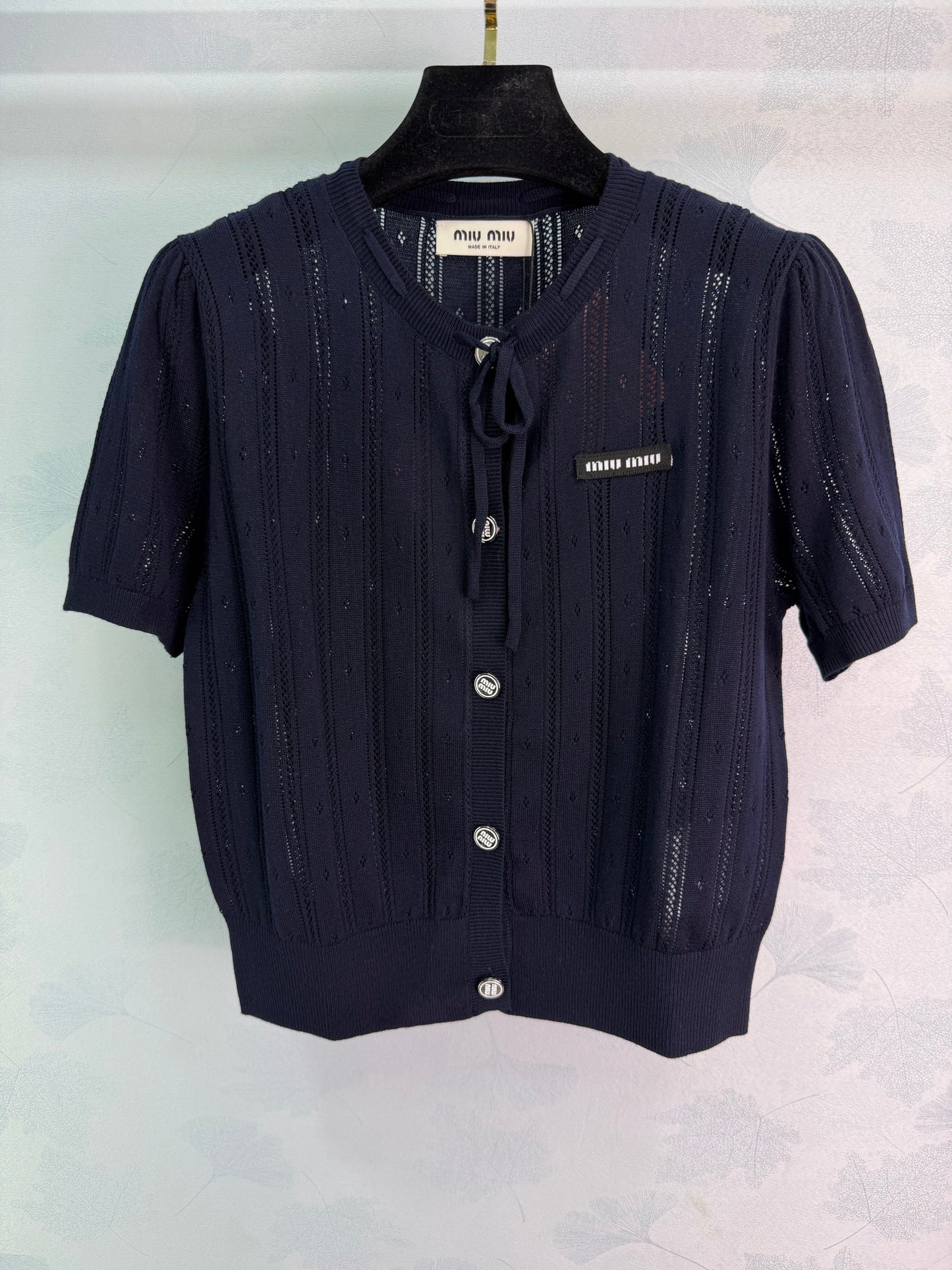26SS NEU Rundhals-Kardigan mit Krawatten-Design und kurzen Ärmeln