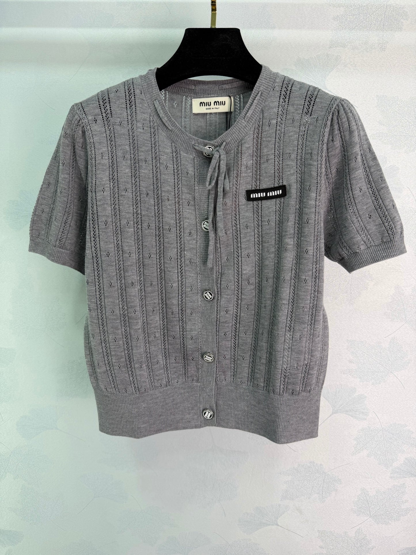 26SS NEU Rundhals-Kardigan mit Krawatten-Design und kurzen Ärmeln