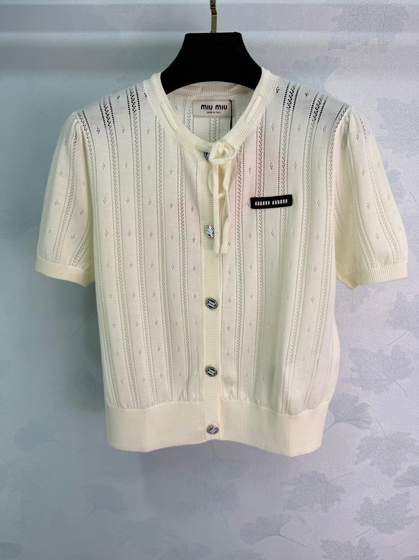 26SS NEU Rundhals-Kardigan mit Krawatten-Design und kurzen Ärmeln