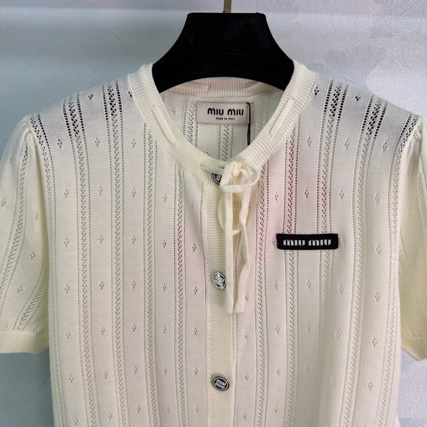26SS NEU Rundhals-Kardigan mit Krawatten-Design und kurzen Ärmeln