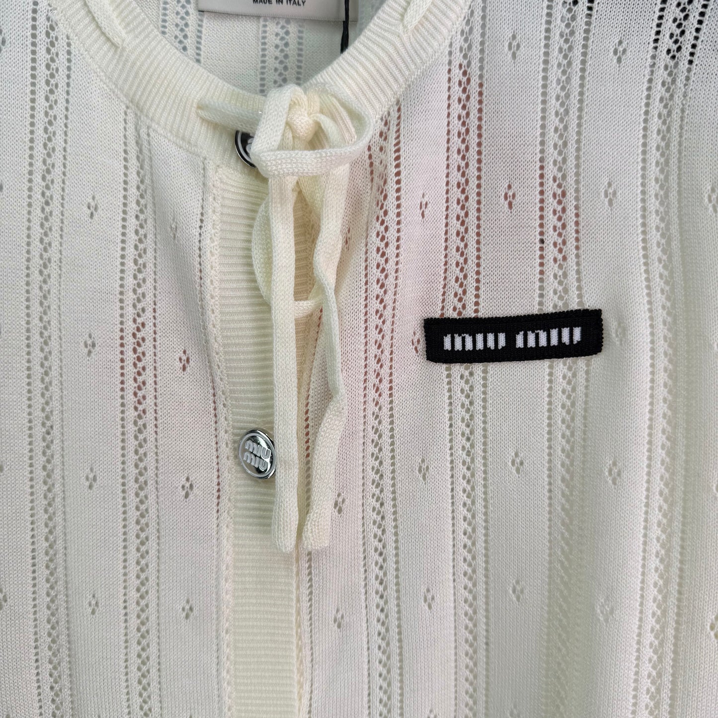 26SS NEU Rundhals-Kardigan mit Krawatten-Design und kurzen Ärmeln