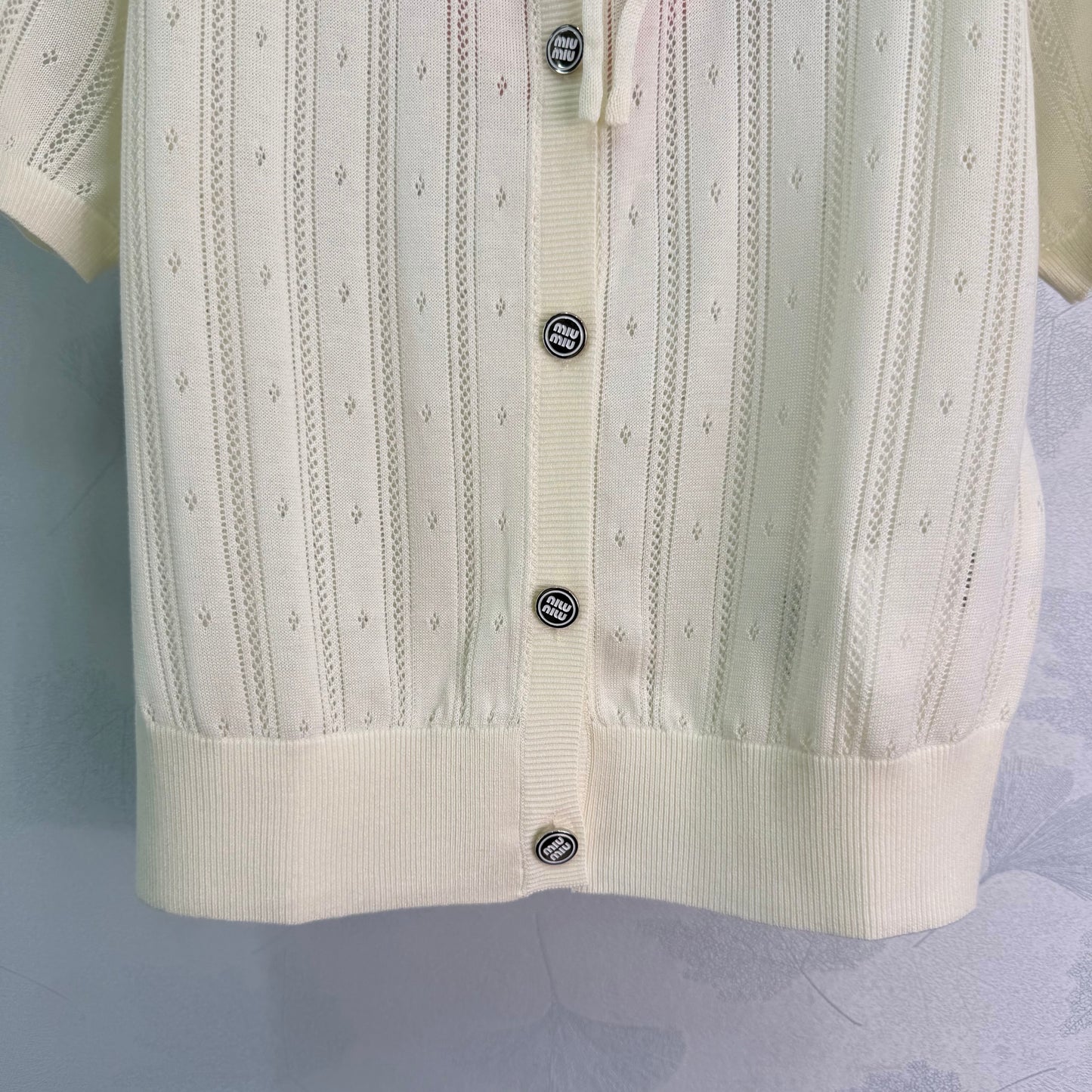 26SS NEU Rundhals-Kardigan mit Krawatten-Design und kurzen Ärmeln