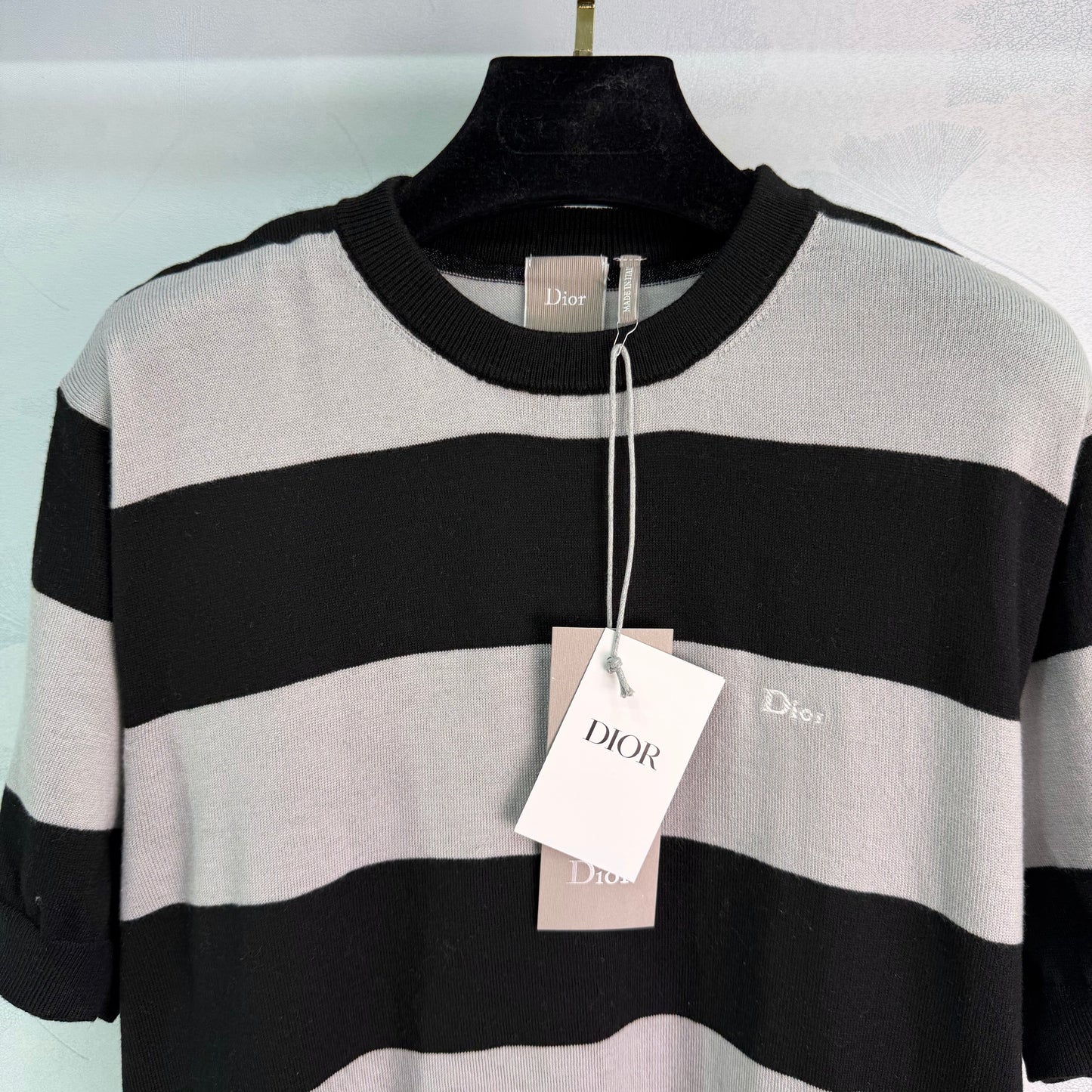 26SS NEUES Schwarz, Weiß und Grau kontrastierend, breit gestreiftes, kurzärmeliges Strickoberteil