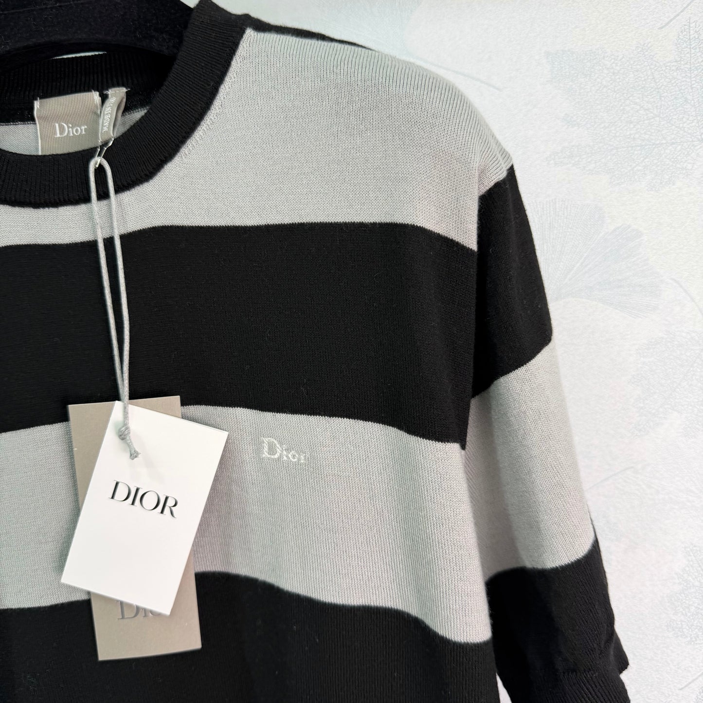 26SS NEUES Schwarz, Weiß und Grau kontrastierend, breit gestreiftes, kurzärmeliges Strickoberteil