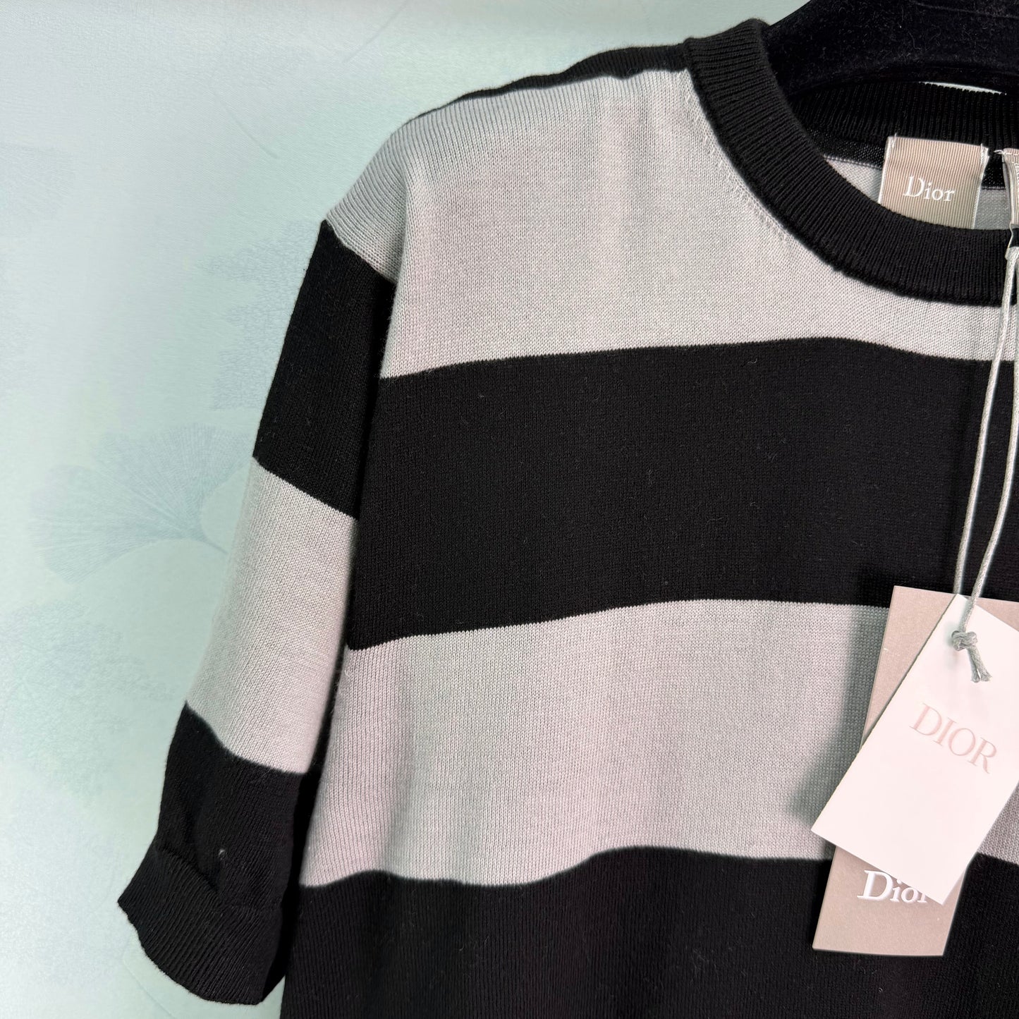 26SS NEUES Schwarz, Weiß und Grau kontrastierend, breit gestreiftes, kurzärmeliges Strickoberteil