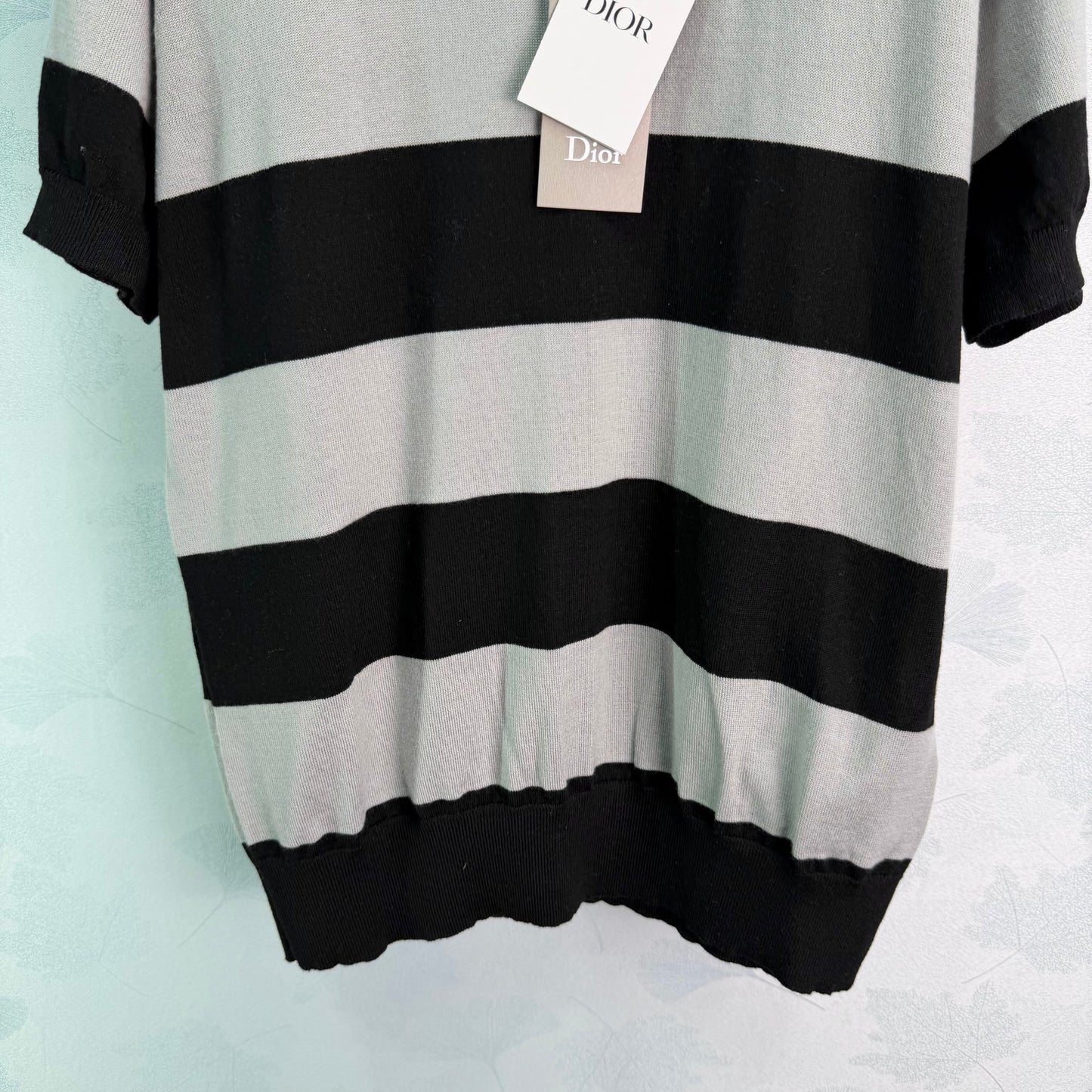 26SS NEUES Schwarz, Weiß und Grau kontrastierend, breit gestreiftes, kurzärmeliges Strickoberteil