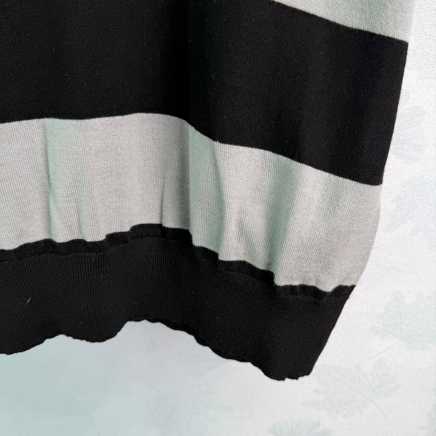26SS NEUES Schwarz, Weiß und Grau kontrastierend, breit gestreiftes, kurzärmeliges Strickoberteil