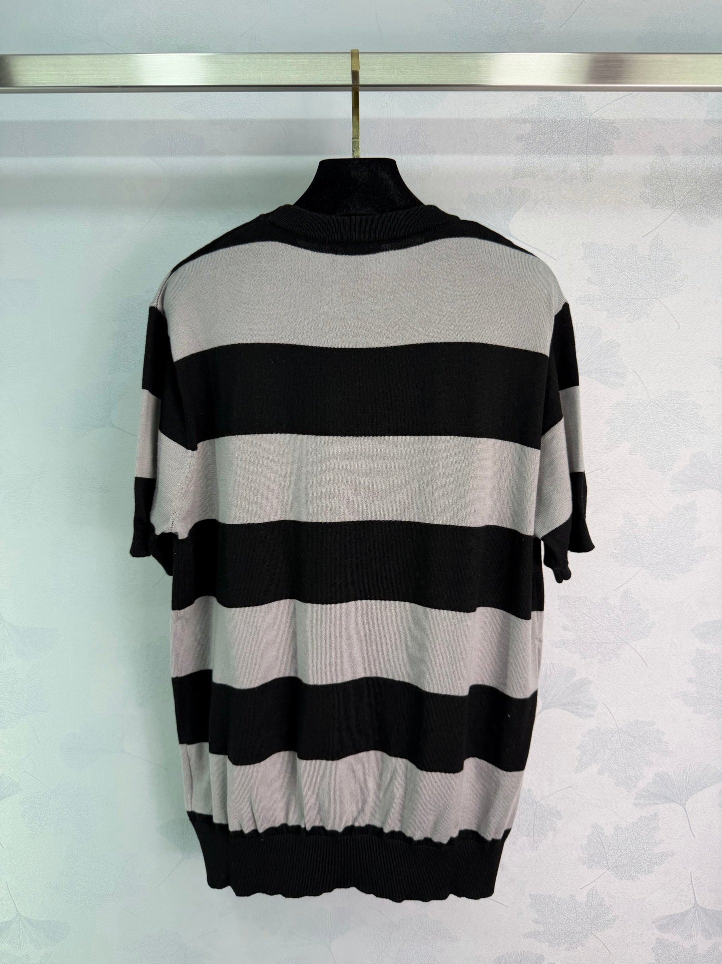 26SS NEUES Schwarz, Weiß und Grau kontrastierend, breit gestreiftes, kurzärmeliges Strickoberteil