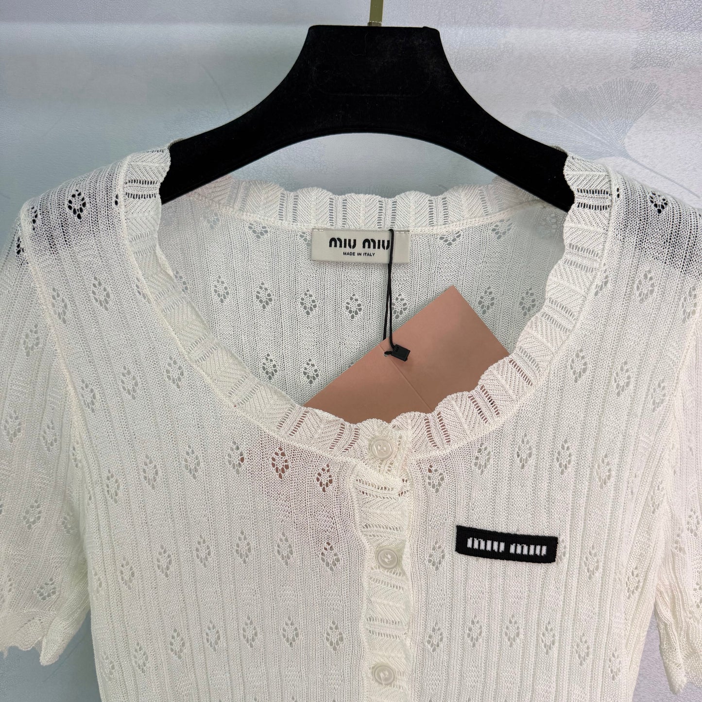 26SS NEU Strickjacke mit hohlem Muster, Rüschenausschnitt und kurzen Ärmeln