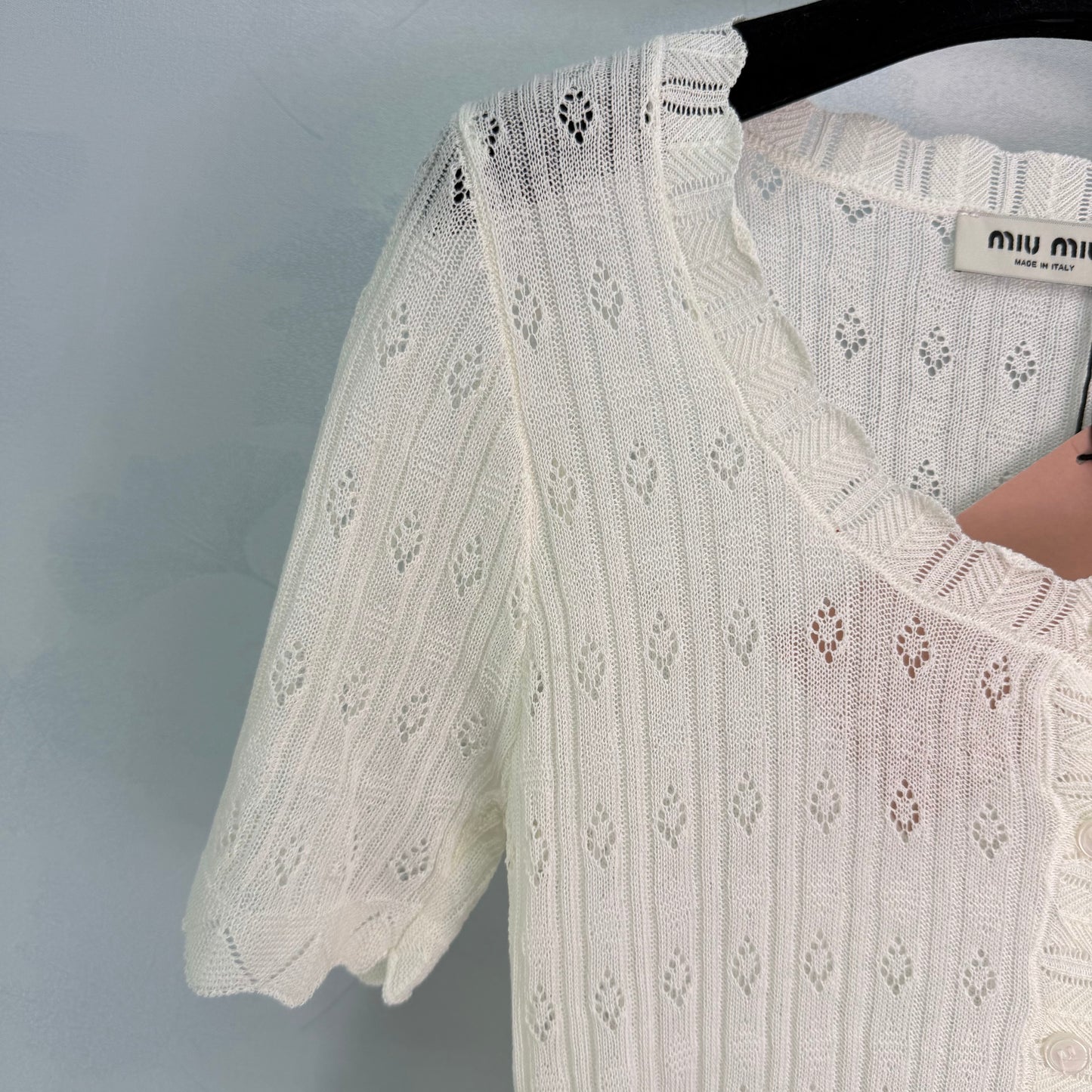 26SS NEU Strickjacke mit hohlem Muster, Rüschenausschnitt und kurzen Ärmeln