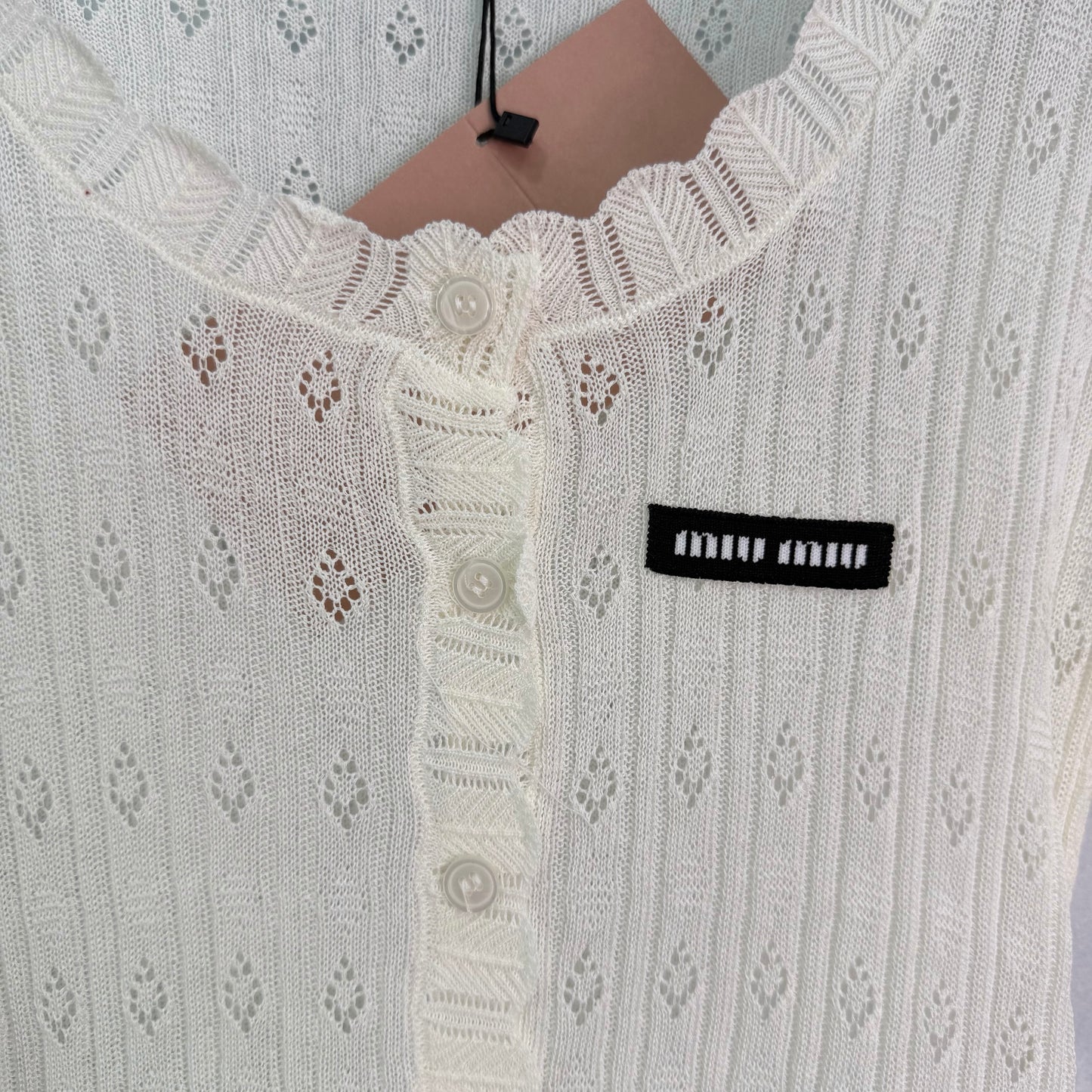 26SS NEU Strickjacke mit hohlem Muster, Rüschenausschnitt und kurzen Ärmeln