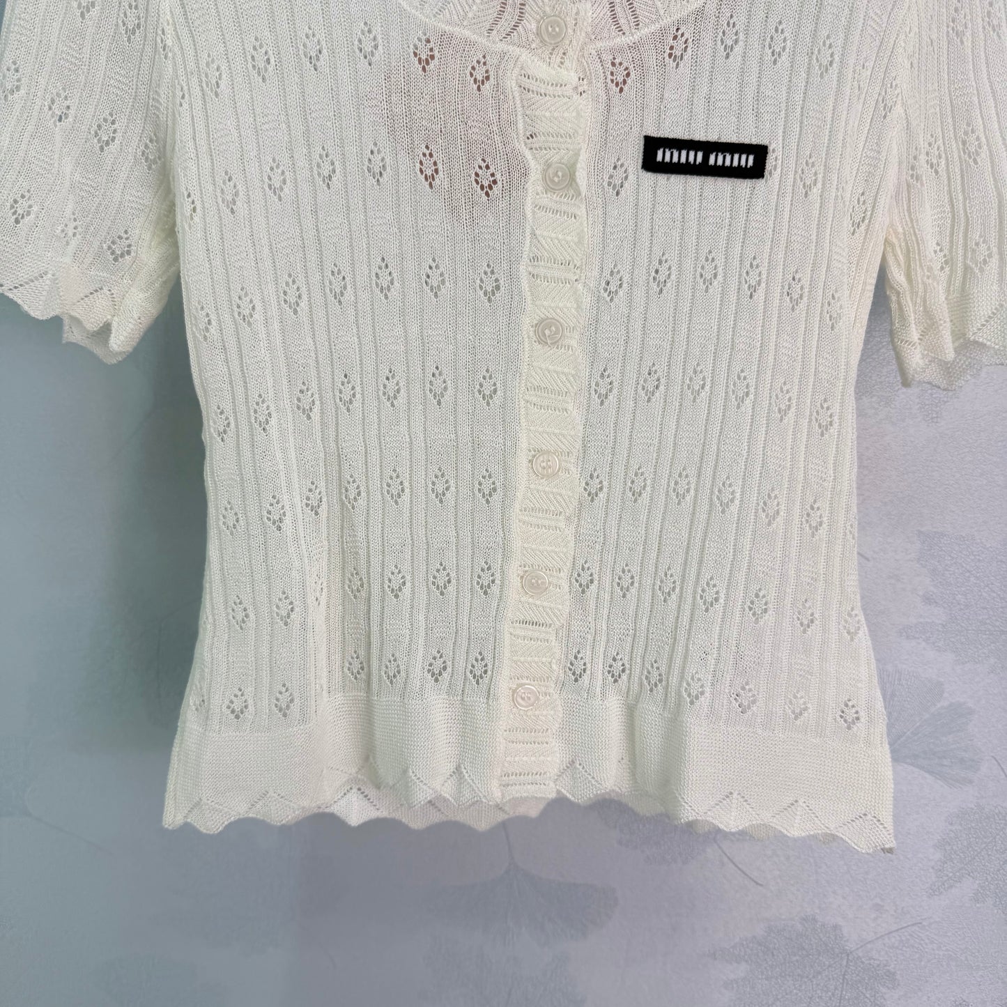 26SS NEU Strickjacke mit hohlem Muster, Rüschenausschnitt und kurzen Ärmeln